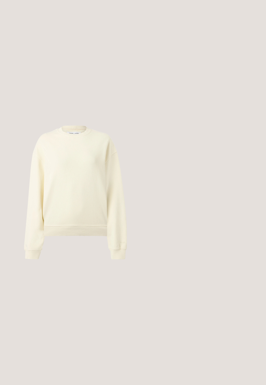 Sweat-shirt à col rond beige crème à manches longues avec poignets et ourlet côtelés, présenté sur un fond gris clair uni.; T-shirt marron à manches longues en tissu côtelé, avec un col rond et une silhouette ajustée.; Pantalons évasés côtelés bordeaux avec une taille élastique. Ils présentent une texture lisse et une silhouette ajustée qui s'étend jusqu'à un ourlet évasé.; Bottine en cuir verni marron foncé, avec texture crocodile, talon carré et tirant à l'arrière sur fond blanc.; Petit sac à main avec un motif animalier marron foncé et beige clair et une courte bandoulière sur fond blanc.; Boucles d'oreilles pendantes rectangulaires en ton or avec ornements en cristal et fermoirs à levier, présentées sur un fond blanc uni.