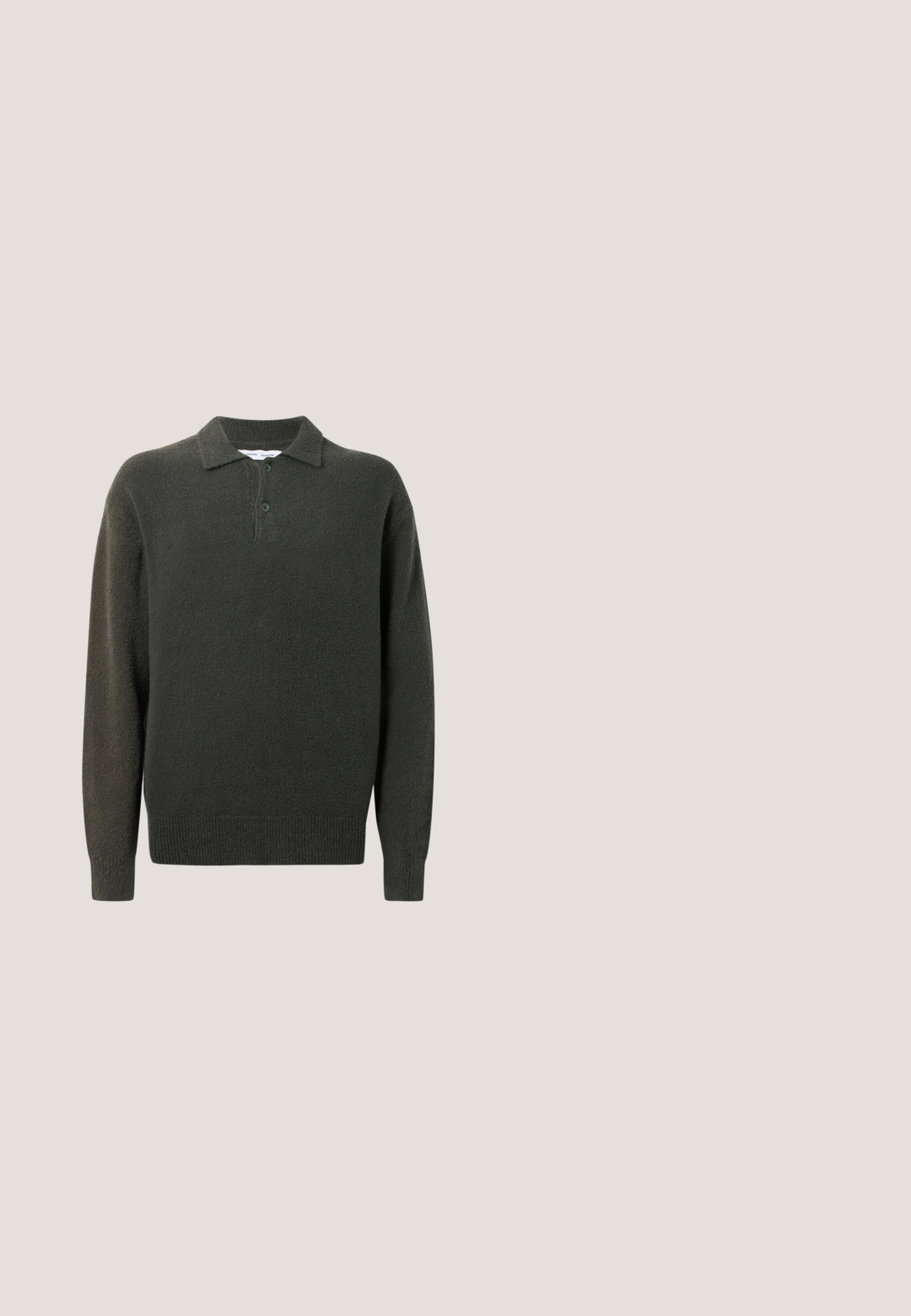Mørkegrøn pullover sweater med krave, to-knaps placket og ribbet kant. Fremstillet af et struktureret, blødt materiale.; Sort kortærmet skjorte med knapper, hvide abstrakte linjemønstre og en brystlomme på en ensfarvet baggrund.; Sorte cropped bukser med elastisk talje med knap, sidelommer og en afslappet pasform med manchetter ved anklerne.; Sort slip-on sko med tyk rillede sål, der svæver over beige tæppe foran et rundt ambrafarvet bord.; Sort messenger taske lavet af struktureret syntetisk materiale, med sølvhardware, justerbar rem og med et frontlogo-plakette samt lynlås lukning.; Sort læderbælte med en glat tekstur, der har en firkantet metallisk spænde i mat finish. Accentueret med et brandlogo på bæltet.