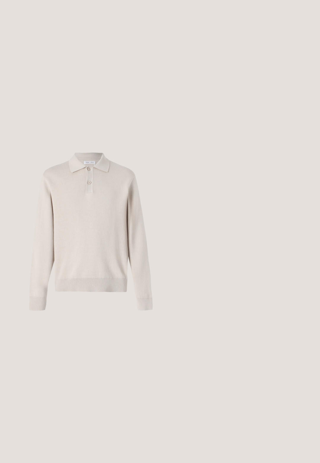 Lichtbeige poloshirt met lange mouwen, gemaakt van zachte stof. Voorzien van een kraag, een drieknoopsluiting en ribgebreide manchetten en zoom.; Lichtgekleurde overhemd met knopen, een kraag, lange mouwen en een klein logo. Gemaakt van zachte stof met een gladde textuur.; Lichtblauwe slim-fit jeans met een knoop aan de voorkant, ritssluiting en ontwerp met vijf zakken.; Witte en beige lage sneaker met suède details, geperforeerde zijkanten, witte veters en een getextureerde gumzool, zijaanzicht op een witte achtergrond.; Beige Calvin Klein crossbodytas met zwarte rits, voorvak en logo-patch op een effen lichte achtergrond.; Suède riem in lichtbruin met een soepele textuur en een zilveren metalen gesp. Bevat vijf gaten en gestikte randen voor duurzaamheid.