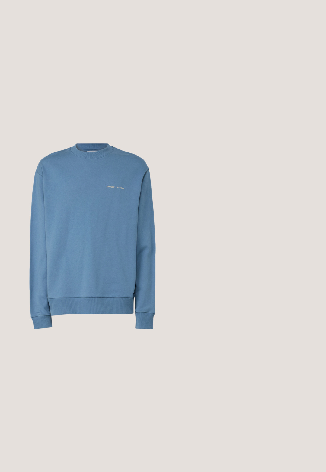 Sweatshirt bleu à col rond en tissu doux, avec des poignets et un ourlet côtelés. Deux petits mots brodés "SAMSOE SAMSOE" sur la poitrine.; Chemise à manches courtes bleu marine avec un motif zigzag blanc. Elle dispose d'un col classique et d'une fermeture à boutons sur le devant. Tissu avec une texture lisse.; Sean John SCRIPT LOGO CAMOUFLAGE - Pantalon cargo - blue; Baskets basses blanches avec une semelle épaisse, fermeture à lacets sur le devant et languette de talon noire, marquées "Steve Madden" sur la semelle latérale.; Lunettes de soleil noires avec des verres rectangulaires, finition mate, épaisses montures et branches fines comprenant un subtil détail de marque.; Bracelet en métal avec des maillons carrés en finition argentée, doté d'un fermoir rectangulaire marqué "BOSS". Texture lisse et design moderne.