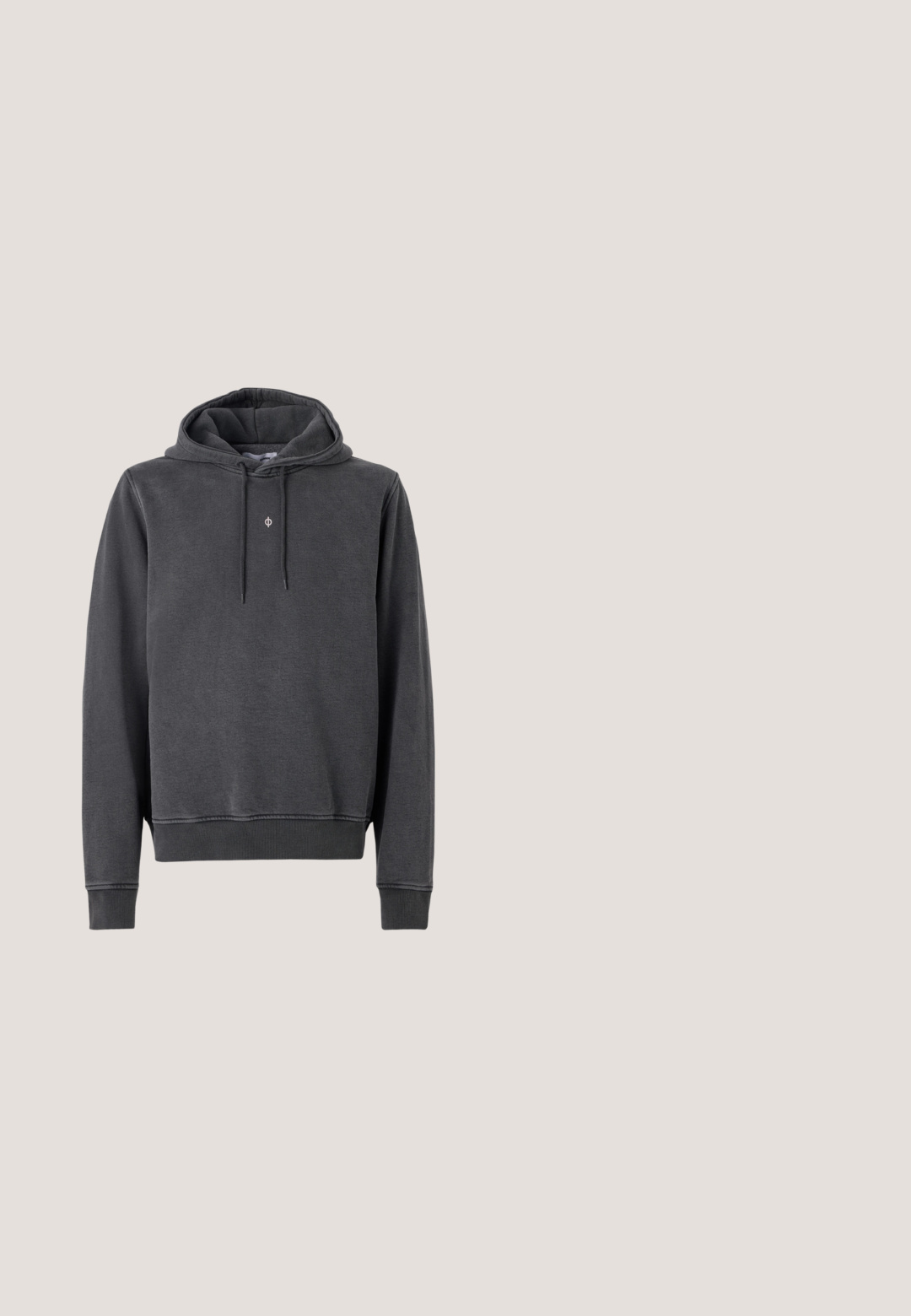 Hoodie in Dunkelgrau, aus weichem Baumwollmix. Mit Kängurutasche, gerippten Bündchen und kleinem Logo auf der Brust.; Marineblaues Polohemd mit kurzen Ärmeln, zwei Knöpfen, geripptem Kragen mit feiner schwarzer Umrandung und kleinem "ck"-Logo auf der linken Brust.; Olivgrüne kniehohe Shorts mit Vordertaschen, Gürtelschlaufen und einem goldenen Knopfverschluss auf einem schlichten hellen Hintergrund.; Schwarze Leder-Ankle-Boots mit strukturiertes Obermaterial, Schnürung vorne, Zugschlaufe an der Ferse und dicke Gummisohle vor einem hellen Hintergrund.; Schwarze, strukturierte Nylon-Umhängetasche mit rechteckiger Form, ausgestattet mit einer Vorderreißverschlusstasche und einer Metall-Logoplatte. Verstellbarer Riemen inklusive.; Schwarzer Ledergürtel mit strukturierter Oberfläche, silberner Metallschnalle und minimalistischem Design. Sichtbares Markenlogo in der Nähe der Schnalle.