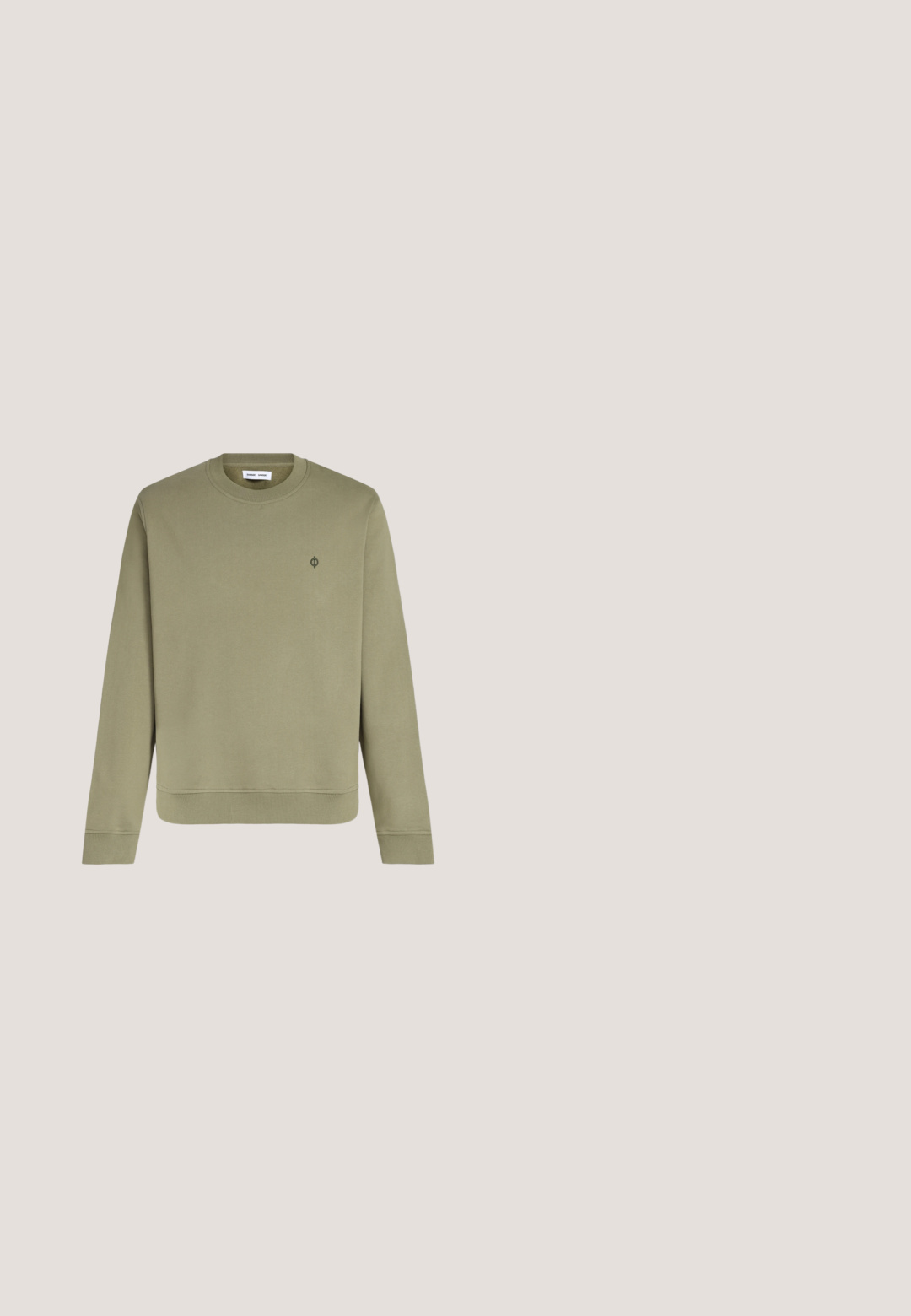 Sweat-shirt vert olive clair à manches longues et col rond, avec poignets et ourlet côtelés, avec un petit logo circulaire sur la poitrine gauche.; T-shirt uni gris clair à manches courtes avec col rond et étiquette blanche visible à l'intérieur du col sur fond blanc.; Pantalon de jogging beige avec taille élastique et cordon, poches latérales et poignets côtelés aux chevilles sur fond blanc.; Baskets en suède beige avec une semelle en caoutchouc blanche, présentant un accent de talon vert foncé et une branding subtile sur le côté.; Lunettes de soleil carrées brun foncé avec des montures épaisses et des branches légèrement inclinées reposant sur une surface gris clair.; Sac bandoulière Calvin Klein vert olive avec plusieurs compartiments zippés et sangle noire réglable.