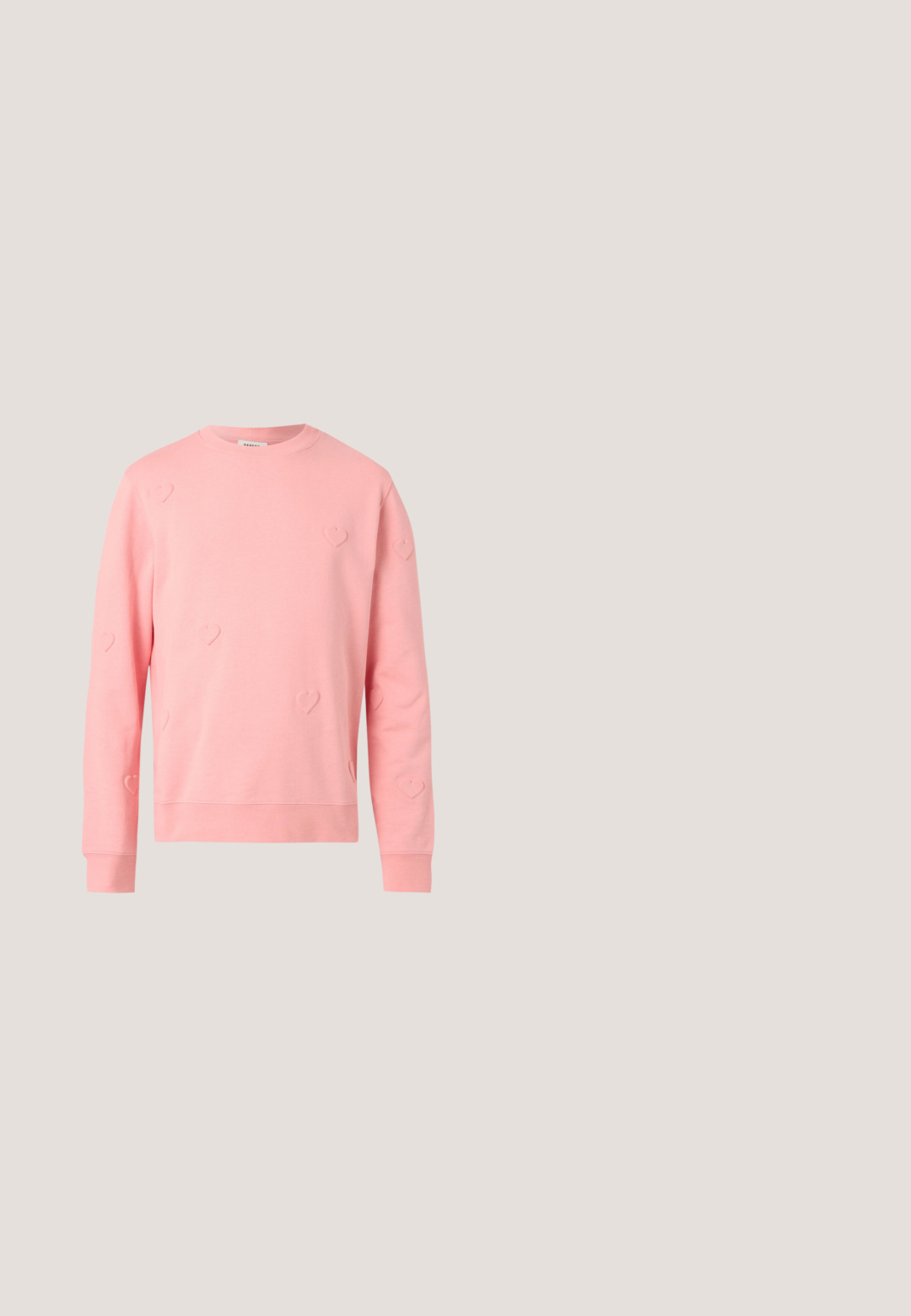 Sweatshirt rose clair à manches longues avec encolure ronde et motifs subtils de petits cœurs en relief dispersés sur le tissu.; T-shirt blanc avec le texte "Moschino" au-dessus d'un graphique représentant une oie blanche tenant un parapluie bleu sur son dos.; Jean en denim bleu à taille haute, jambes droites, avec des découpes en forme de cœur effilochées sur les deux genoux.; Baskets en cuir blanc avec un bout arrondi, des détails cousus et une semelle en caoutchouc épaisse. Design minimaliste avec une texture lisse.; Sac fourre-tout noir en tissu lisse avec deux poignées noires, arborant un logo doré "MOSCHINO" et une fermeture zippée sur le dessus.; Paire de boutons de manchette en forme de fer à cheval argentés avec l'inscription "LUCKY" gravée et de petits détails étoilés sur un fond blanc uni.