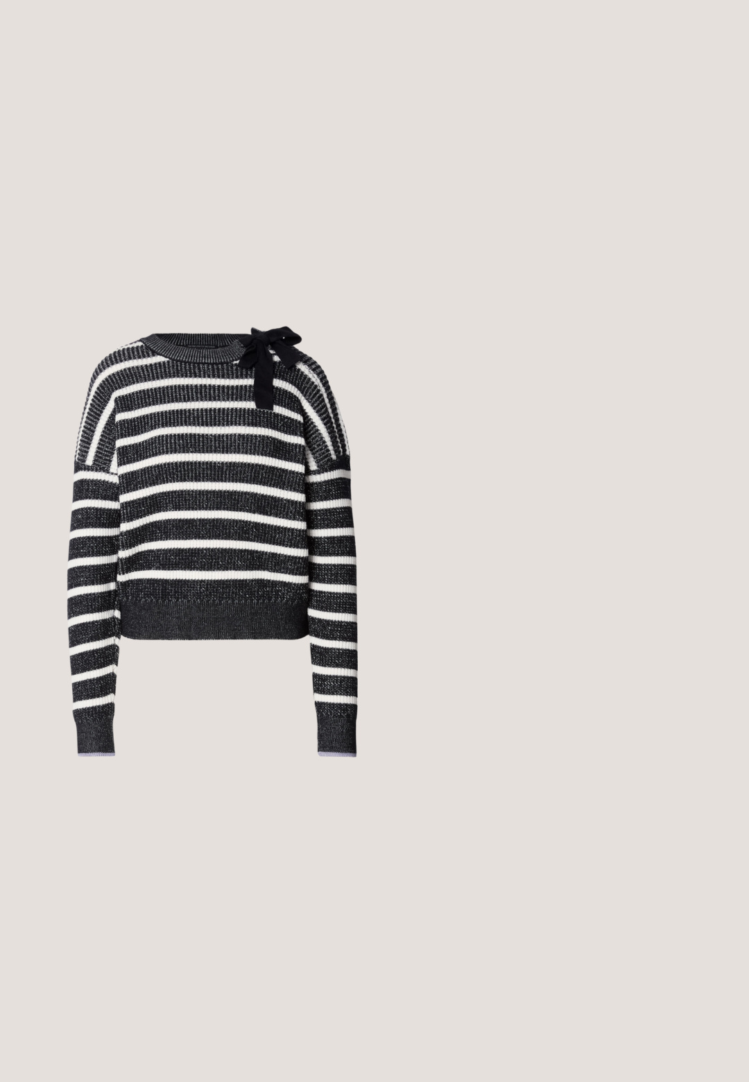 Scotch & Soda STRIPE TIE NECK - Πουλόβερ - sky captain; Μαύρο τζιν πουκάμισο με κουμπιά μπροστά, κλασικό γιακά, μακριά μανίκια και ασημένια μεταλλικά κουμπιά. Κανονική εφαρμογή με απαλή υφή.; Φαρδύ παντελόνι από σκούρο μπλε τζιν με υψηλή μέση, μπροστινές τσέπες και κλείσιμο με κουμπί. Διαθέτει αντίθετη ραφή και λείες υφές.; Μαύρη δερμάτινη αστράγαλη μπότες με μυτερή μύτη, διακοσμητική ραφή κατά μήκος της πλευράς και χοντρό τετράγωνο τακούνι. Λείος υφή, μινιμαλιστικός σχεδιασμός.; Μαύρη δερμάτινη γυναικεία τσάντα με φαρδιά λουράκι και επάνω φερμουάρ, εμφανίζεται σε απλό ανοιχτό φόντο.; Χρυσά σκουλαρίκια κρίκοι με καμπύλη, σωληνωτή μορφή. Απαλή, γυαλιστερή επιφάνεια με αόρατο κλείσιμο. Απλός και κομψός σχεδιασμός.