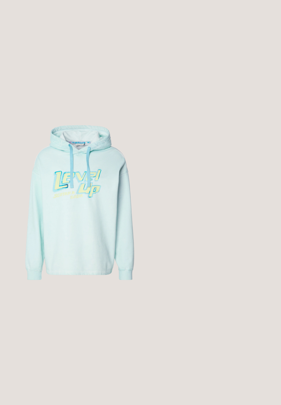 Lyseblå hættetrøje med grafisk print "Level Up" i gul og blå. Har justerbare snore og lange ærmer.; Hvid bomulds T-shirt med fed sort tekst: "calvin klein" og "New York City." Klassisk crew neckline og korte ærmer.; Lyseblå denimjeans med lige ben, der har fem lommer, knaplukning og en subtil falmning på stoffet.; Lys grå sneakers med en glat syntetisk overdel, rund tå og en struktureret crème mellemsål. Lysebrune accenter på hælen.; Olivenfarvet quiltet stoftaske med en sort rem, der har en top lynlåslukning og en udvendig lynlåslomme med geometriske mønsteraccenter.; Sølv metal kædearmbånd med sammenflettede led og en rektangulær lås med et indgraveret "CK" logo. Glat overflade hele vejen igennem.