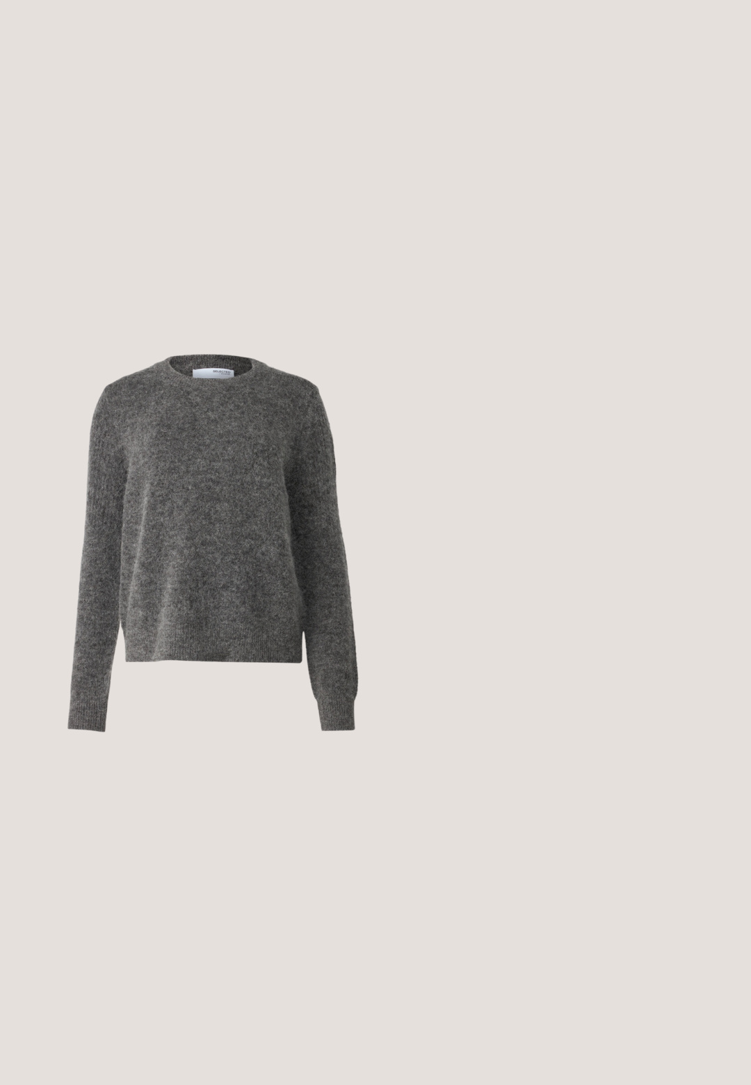 Pull gris en tissu doux et texturé, avec un col rond et des manches longues. Présente des poignets et un ourlet côtelés, dans une coupe décontractée.; Jean en denim gris clair avec une taille haute, une coupe droite, un léger délavage et un style classique à cinq poches. Fermeture à bouton en métal et zip.; Bottine en cuir noir avec un bout pointu, un talon épais et une large sangle ornée d'une boucle circulaire en argent sur le côté. Texture lisse.; Lunettes de soleil rectangulaires noires avec des verres foncés et des montures brillantes. Présentent une marque en argent sur le côté. Forme carrée avec des branches robustes.; Sac à main en cuir noir avec une forme courbée, une seule sangle et une fermeture zippée sur le dessus. Présente un logo discret sur le devant pour l'identification de marque.; Boucles d'oreilles en métal argenté avec un design texturé, dotées d'un petit fermoir et d'une marque sur une des hoops. Forme arrondie avec une finition polie.