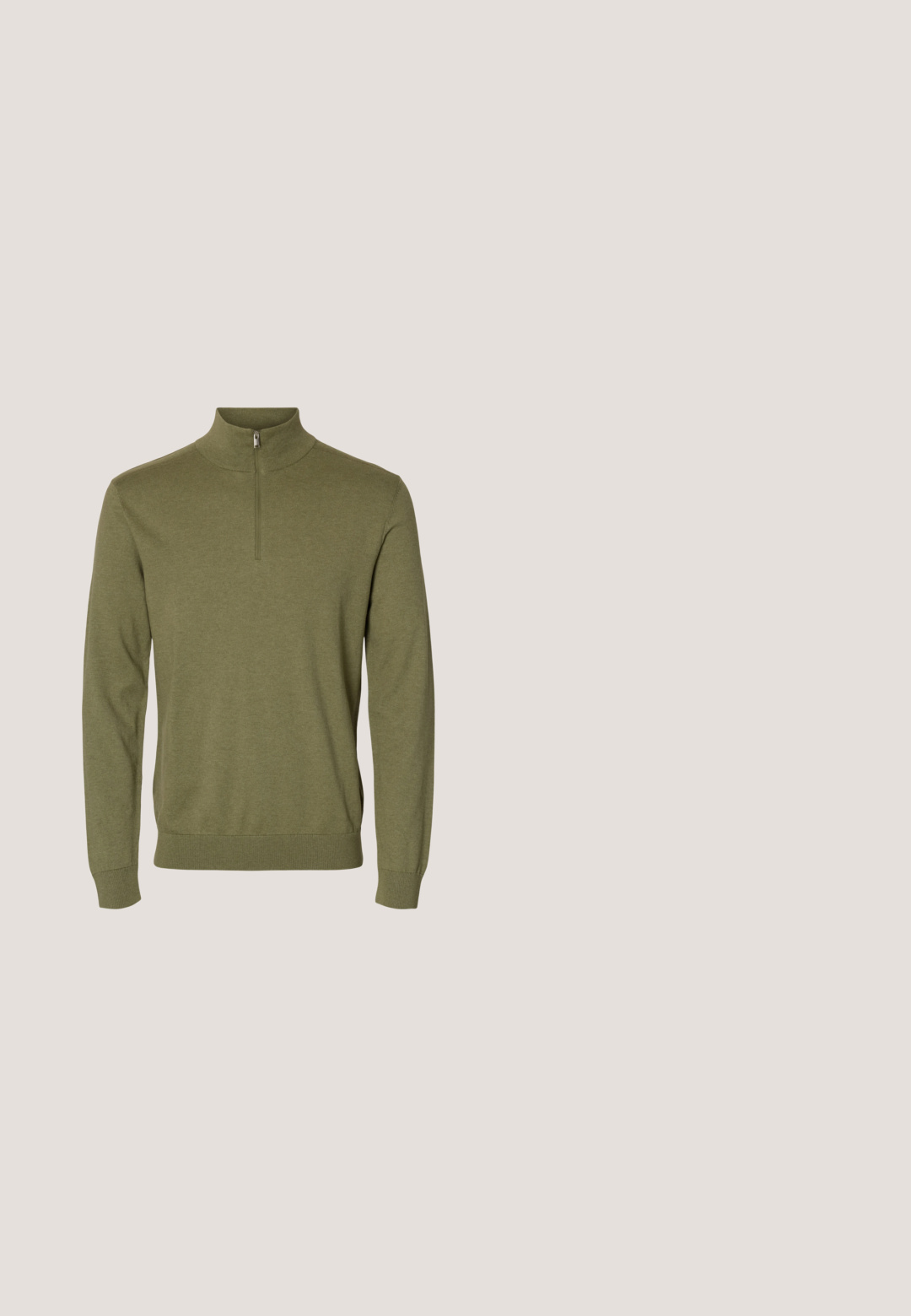 Grøn langærmet pullover med høj krave og kort lynlås foran, lavet af blødt strikket stof.; Mørkegrønne knap-ned skjorte lavet af bomuld, med en klassisk krave, lange ærmer og en enkelt brystlomme med en knap.; Sorte bukser lavet af et let materiale, med lige snit, justerbar snor i taljen og to sidelommer.; Sorte læder loafers med en rund tå, prydet med en dekorativ rem og en kraftig gummisål med dybe riller for grip.; Sort lædertaske med rektangulært design, to håndtag, aftagelig skulderrem og få dekorationer.; Sort læderbælte rullet med rektangulært sølvfarvet metalspænde på en ensartet lys baggrund.