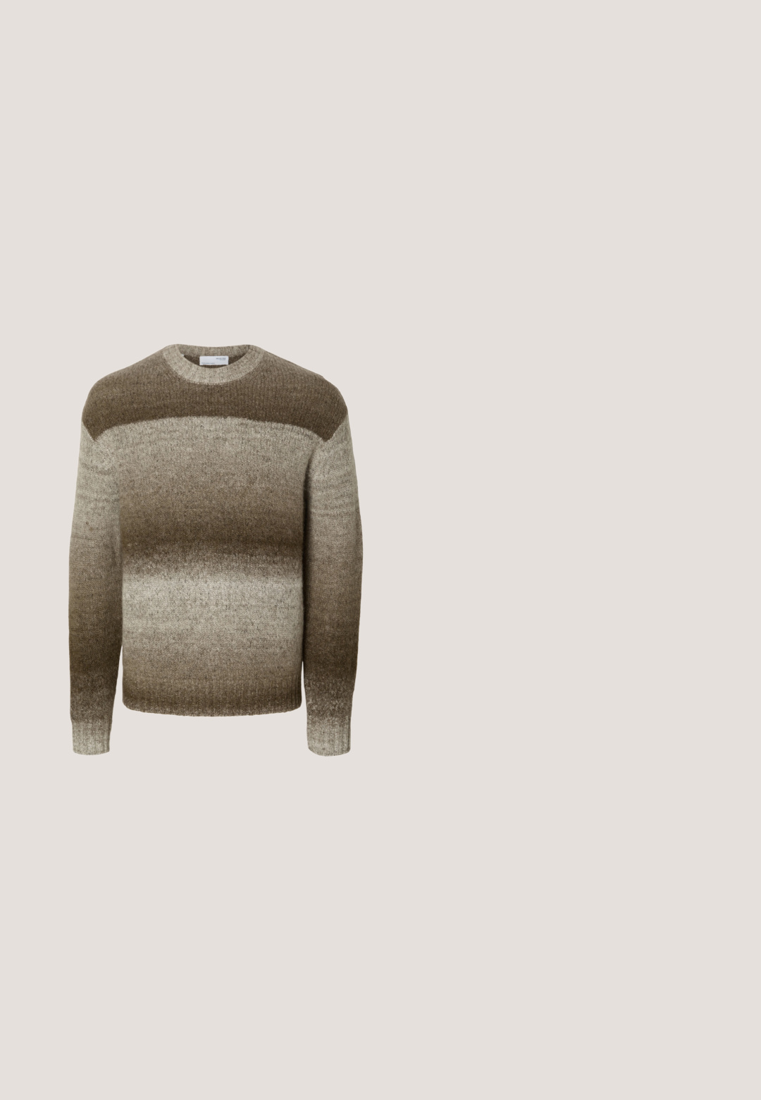 Langärmeliger Strickpullover mit Rundhalsausschnitt, der horizontale Farbverläufe in Braun- und Beigetönen zeigt.; Beiges Langarmhemd mit Knöpfen, Kragen und einer Brusttasche aus robustem Stoff.; Beige Cargo-Hosen aus Baumwolltwill mit mehreren Seitentaschen, geradem Bein Design und einem Reißverschluss mit Gürtelschlaufen.; Weißer Low-Top-Sneaker mit Schnürsenkeln, glattem Lederobermaterial und flacher Gummisohle, seitlich auf weißem Hintergrund gezeigt.; Beige Canvas-Shopper mit Fronttasche, zwei Griffen, verstellbarem Schulterriemen und kleinem gelbem "O.N.S"-Text unten rechts auf der Tasche.; Brauner Ledergürtel mit silberner rechteckiger Schnalle, mehreren Einstelllöchern und einer genähten Lederschlaufe. Glatte Textur.
