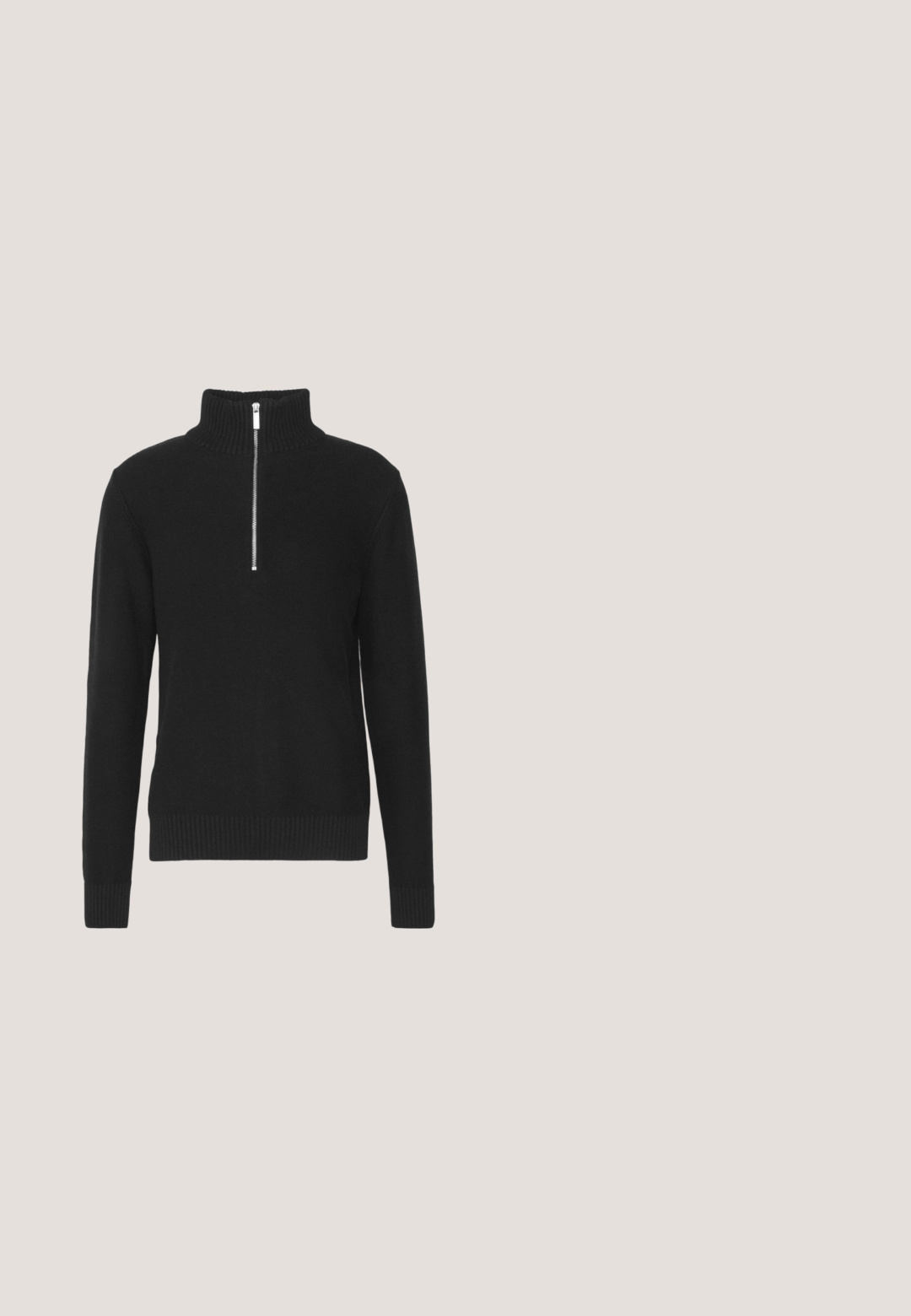 Schwarzer Strickpullover mit hohem Kragen, Reißverschluss, gerippten Bündchen und Saum, der eine glatte Textur und eine taillierte Silhouette aufweist.; Schwarzes T-Shirt mit kurzen Ärmeln aus Baumwolle. Hat einen Rundhalsausschnitt und eine lockere Passform. Einfaches Design ohne sichtbare Muster oder Akzente.; Schwarze, lange, schmal zulaufende Hose aus einem weichen, glatten Material. Mit einem elastischen Bund und einem Kordelzug für eine verstellbare Passform.; Schwarze Ledersneaker mit strukturierten Oberflächen, weißem Nike-Swoosh, grauer Sohle, runder Zehenpartie und Schnürdesign. Verfügt über Perforationen an der Zehenbox.; Herrenring aus Silber mit einem erhabenem Löwenkopf auf schwarzem Hintergrund, umrandet von graviertem Text. Glattes Banddesign.; Brauner Ledergürtel mit glatter Textur, mit einer gebogenen Spitze und einer rechteckigen Metallschnalle in dunkler Ausführung.