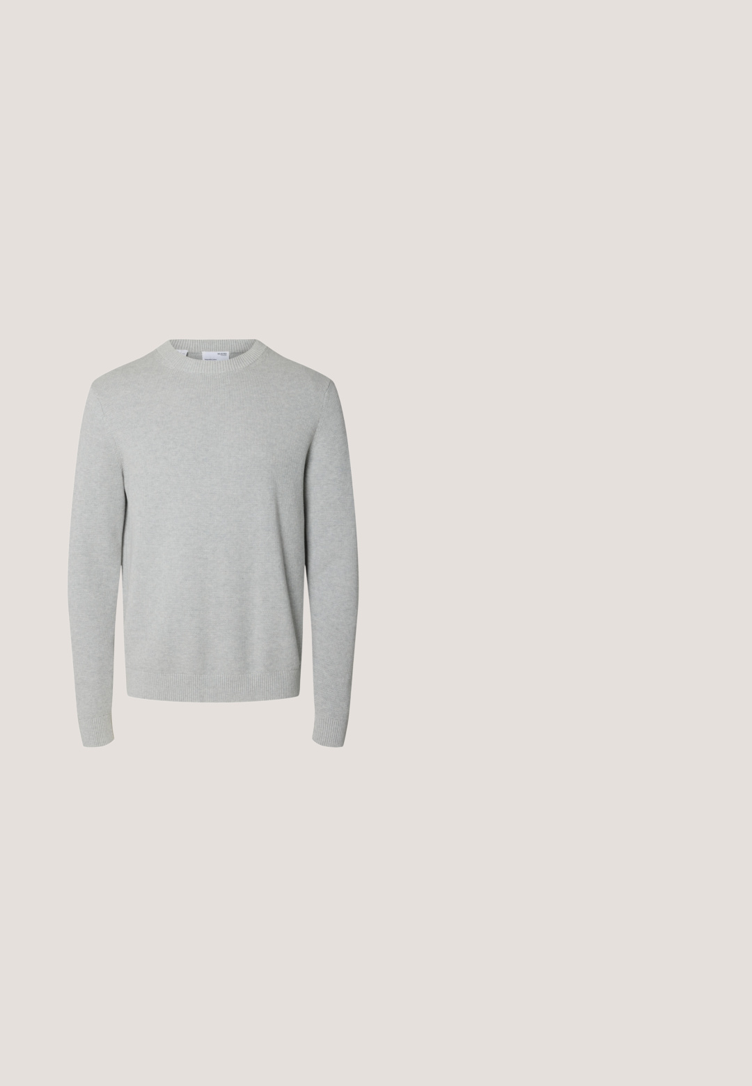 Hellgrauer gestrickter Pullover mit langen Ärmeln, Rundhalsausschnitt sowie gerippten Bündchen und Saum, auf weißem Hintergrund dargestellt.; Beiges Langarmhemd mit Knöpfen, Kragen und einer Brusttasche aus robustem Stoff.; Beige Baumwollhosen mit geradem Schnitt, ausgestattet mit einem Knopfverschluss, Vordertaschen und einer glatten Textur.; Weißer Ledersneaker mit glattem Finish, rundem Zehenbereich, sechs Augen für die Schnürung und einer strukturierten Gummisohle. Minimalistisches Design ohne Muster.; Beige Canvas-Shopper mit Fronttasche, zwei Griffen, verstellbarem Schulterriemen und kleinem gelbem "O.N.S"-Text unten rechts auf der Tasche.; Brauner Ledergürtel mit einer gebürsteten goldenen Schnalle. Verfügt über eine glatte Textur und eine standardmäßige Lochanordnung für eine verstellbare Größe.