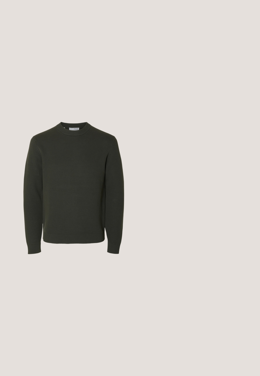 Donkergroene gebreide trui met ronde hals, lange mouwen en geribde boorden en zoom, weergegeven op een witte achtergrond.; Lichtbeige overhemd met lange mouwen, knoopsluiting, twee borstzakken en een klein logoplaatje op de linkermouw.; Donkerblauwe denim jeans met een slim fit, vijfzakkenontwerp, zichtbare stiksels en een knoopsluiting in de taille. Gladde textuur.; Bruine suède Chelsea boot met elastische zijpanelen, rubberen zool en een treklip. Beschikt over een gestructureerde afwerking en gestikte details.; Bruine leren duffeltas met twee handvatten, een zwarte verstelbare schouderriem en een klein "BOSS" logo middenvoor.; Lichtbruine suède riem met zilveren metalen gesp, opgerold en geplaatst op een wit oppervlak.