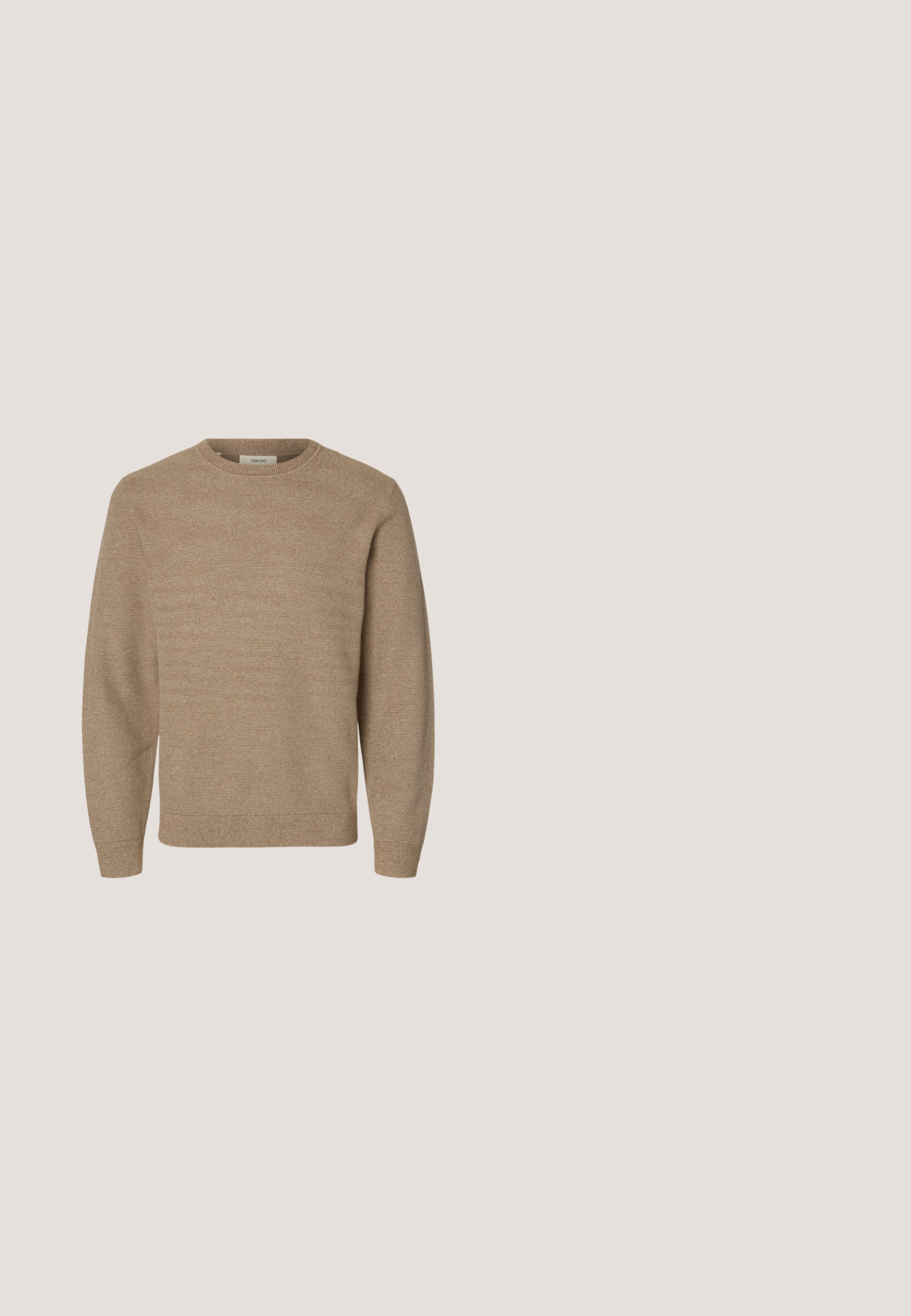 Beige langærmet strikket sweater med rund halsudskæring og ribstrikkede manchetter og kant, vist på en hvid baggrund.; Khaki langærmet skjorte med knapper, krave og to forlommer med knapklapper.; Beige bomulds chinos med lige ben design, der har to forlommer og en klassisk knaplukning. Glat tekstur, minimale detaljer.; Hvid lavtop sneaker med snørebånd foran og tyk sål, vist fra siden mod en neutral baggrund.; Kremfarvet lærredstote-taske med frontlomme, to håndtag, justerbar skulderrem og lille gul "O.N.S" tekst i nederste højre hjørne af lommen.; Tanfarvet læderbælte med en glat tekstur, rektangulært form og messing spænde. Har præcis syning og et enkelt spænde.