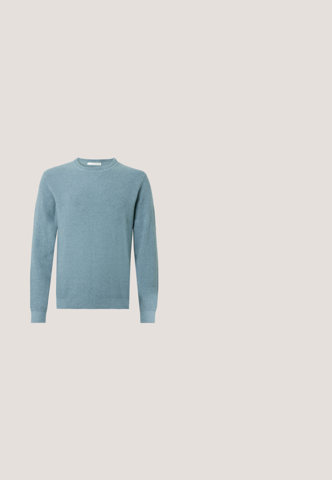Hellblauer strukturierter Pullover mit Rundhalsausschnitt und langen Ärmeln. Gerippte Bündchen und Saum verleihen dem Design dezente Details.; Hellbeige Jacke zum Knöpfen mit Kragen und drei vorderen Taschen, dargestellt auf einfachem hellem Hintergrund.; Dunkelblaue, gerade Jeans aus Denim mit vorderem Knopf, Reißverschluss, doppelten vorderen Taschen und sichtbaren vertikalen Falten entlang der Beine.; Braune Lederstiefelette mit elastischen seitlichen Einsätzen, runder Zehenform und niedrigem schwarzen Absatz. Verfügt über eine Zuglasche für einfaches An- und Ausziehen.; Beige Canvas-Tragetasche mit doppelten Griffen und einem geprägten Wolfskopfdesign auf der Fronttasche.; Brauner Leder-Gürtel mit glatter Oberfläche, ausgestattet mit einer silbernen Metallschnalle, die mit "REPLAY" graviert ist, und einem konischen Enddesign.