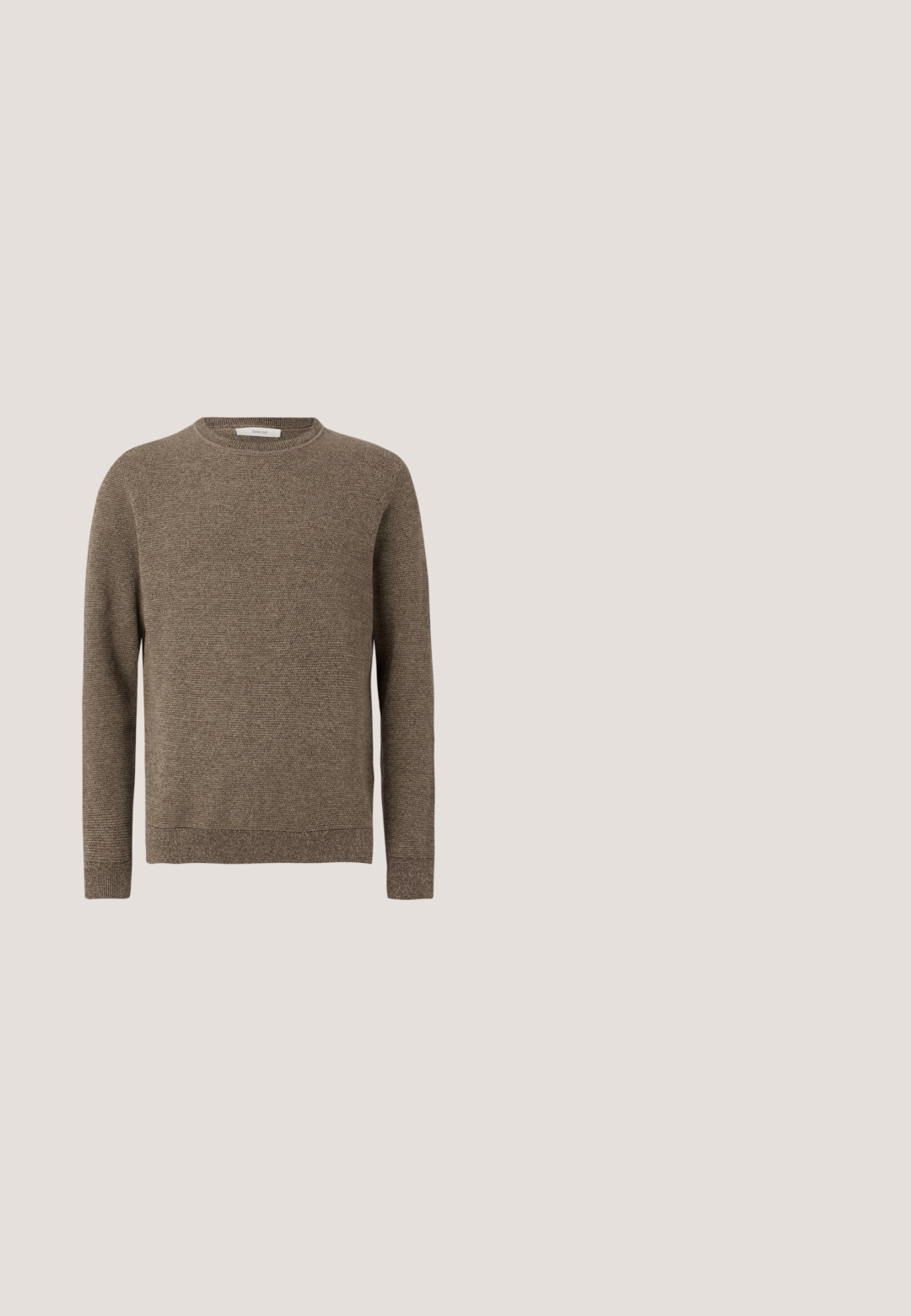 Pull en tricot marron texturé à manches longues avec col rond et poignets et ourlet côtelés.; Chemise boutonnée de couleur beige clair avec un col, des manches longues, une poche poitrine et un tissu texturé. Présente six boutons sur le devant.; Jeans en denim bleu clair avec une coupe droite, dotés de cinq poches, d'une fermeture à bouton et d'une légère décoloration sur le tissu.; Bottines Chelsea en cuir noir avec une surface texturée, des panneaux élastiques sur les côtés et une languette. Elles disposent d'une semelle durable avec une légère élévation.; Lacoste MESSENGER BAG MEN CLASSIC - Sac bandoulière - noir; Ceinture en tissu noir tissé avec boucle en métal noir et passant en cuir embossé du mot « HUGO », enroulée sur un fond blanc.