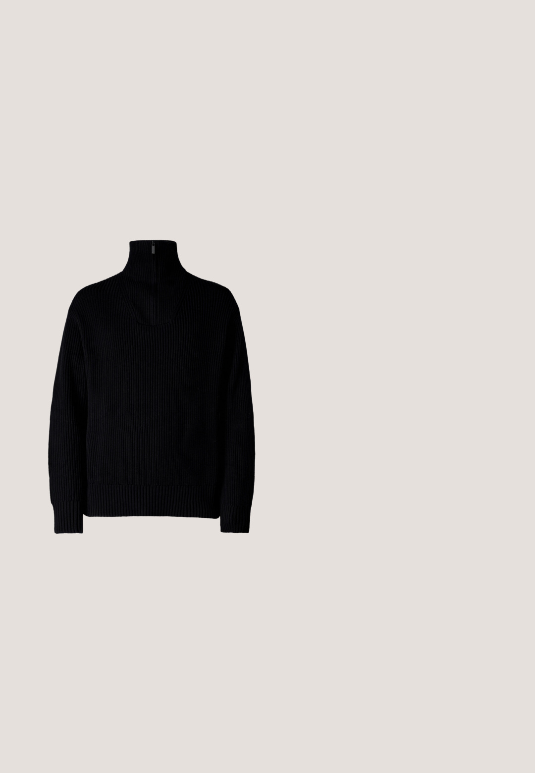 Schwarzer gerippter Rollkragenpullover mit einem Halb-Reißverschluss am Kragen, langärmlig und in lässiger Passform. Die Textur ist weich und grob.; Weißes Herrenhemd mit langen Ärmeln, spitzem Kragen und einer vorderen Reihe weißer Knöpfe auf einfarbigem Hintergrund.; Schwarze Hosen mit maßgeschneiderter Passform; verfügen über einen flachen Bund, zwei seitliche Taschen und eine glatte Textur; hergestellt aus einem leichten, atmungsaktiven Material.; Schwarze Leder Slipper mit flacher, strukturiertem Sohlen, mit einer gestickten Zehenpartie und einem Riemen über dem Spann.; Schwarze Leder-Umhängetasche mit strukturierter Oberfläche, verstellbarem Riemen und einer Vorderklappe mit dezentem Logo. Kompakte und rechteckige Form.; Schwarzer Ledergürtel mit einer silbernen Metallschnalle, der eine glatte Oberfläche und ein klassisches Design aufweist. Der Gürtel ist ordentlich gefaltet.