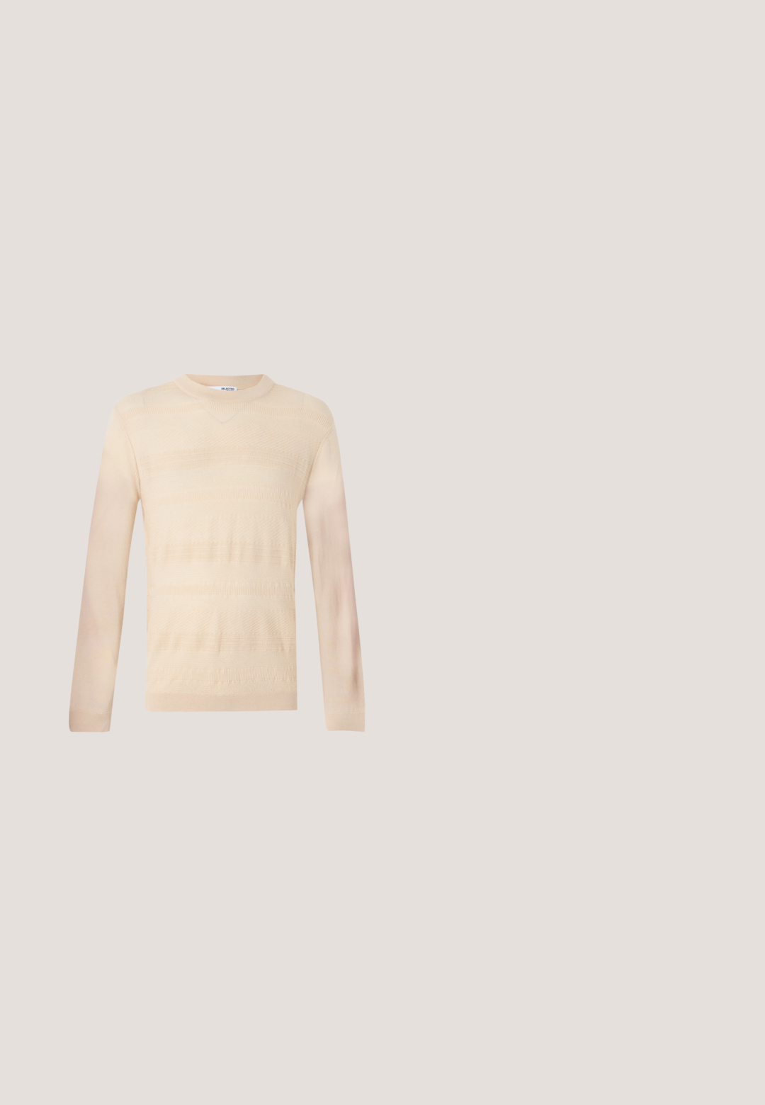 Pull en tricot beige clair avec manches longues, mettant en avant un motif rayé texturé et un col rond. Finition en tissu lisse.; Veste beige à manches longues, boutonnée, avec col et deux poches plaquées sur le devant, boutons marron et texture subtile.; Pantalons verts olive en mélange de coton, offrant une coupe droite classique, cinq poches et une fermeture à bouton en métal. Texture lisse.; Bottines en suède tan avec des lacets marron foncé et des semelles en caoutchouc. Portées avec un jean gris clair à coupe tapered, mettant en valeur une apparence décontractée et texturée.; Sac messager en tissu vert avec des accents en cuir marron, un rabat à l'avant, une bandoulière réglable et une fermeture à glissière sur le dessus. Caractéristiques en métal doré.; Ceinture en cuir tressé marron avec une boucle en argent. Elle présente une texture tissée et un accent en cuir lisse près de la boucle.
