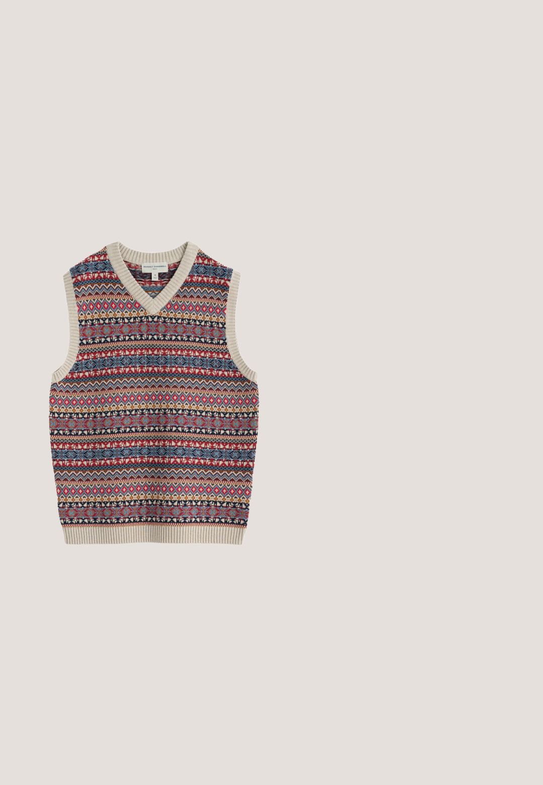 Gilet sans manches en maille avec liseré beige et motifs géométriques Fair Isle colorés en rouge, bleu, noir et jaune sur tout le tissu.; Chemise noire à manches longues à boutons avec rayures verticales orange et col pointu, étalée à plat sur un fond blanc.; Pantalon en velours côtelé marron avec une coupe droite, doté de poches avant, d'une fermeture à bouton et d'une texture à nervures verticales.; Chaussure à lacets en daim marron avec semelle noire épaisse, couture moc toe et petit talon, vue de côté sur fond blanc.; Lunettes de soleil rectangulaires en écaille avec de larges montures et des verres teintés jaunes sur fond blanc.; Sac à dos en cuir marron pour ordinateur portable avec deux poignées, fermeture éclair et un accent en métal argenté. Texture lisse et forme rectangulaire simple.