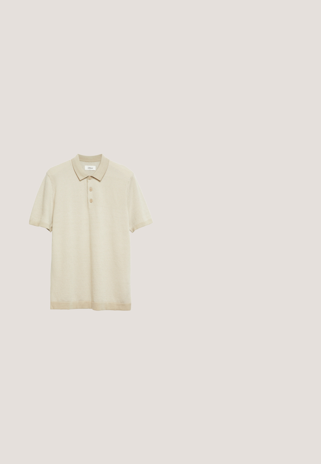 Beige gebreide polo met korte mouwen, gestructureerd patroon, drie knopen en een kraag.; Donkergroene overhemdjas met knopen, twee klepzakken aan de voorkant en een klassieke kraag.; Beige katoenen knielange shorts met knoop aan de voorkant, ritssluiting, riemlussen en zijzakken, weergegeven op een witte achtergrond.; Bruine suede klompen met een verstelbare bruine leren band en zilveren gesp, voorzien van een gevormde kurken voetbed en een gestructureerde rubberen zool.; Zwarte ovale zonnebril met donkergroene glazen en kleine zilveren stervormige details op de randen van het montuur.; Bruine leren toilettas met een gestructureerd oppervlak, rechthoekige vorm, bovenste ritssluiting en een handvat aan de zijkant voor gemakkelijk dragen.