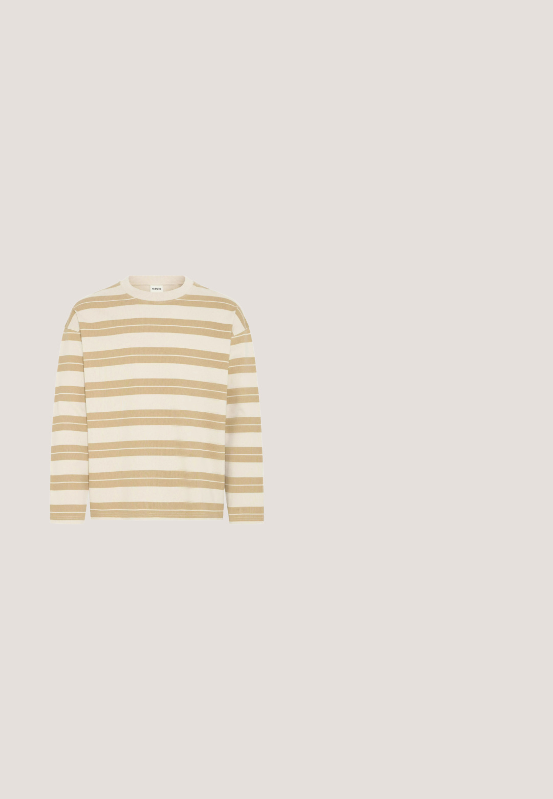 Beige Langarmshirt mit wechselnden dunkleren beigen Streifen. Weicher Stoff, Rundhalsausschnitt und lässige Passform mit geradem Saum.; Solid SOLID SDINGVI - Hemd - insignia blue; Dunkelblaue Jeansshorts im klassischen Fünf-Taschen-Design, mit Messingbeschlägen und sichtbaren Nähten entlang der Säume.; Braune Leder-Stiefeletten mit grauem, gepolstertem Kragen, Schnürdesign, weißer Gummisohle und dekorativen Nähten entlang des Vorderfußbereichs.; Rechteckige, braun getönte randlose Sonnenbrille mit goldfarbenen Metallbügeln und dunkelbraunen, gebogenen Bügelenden.; Beige Tragetasche mit langen Henkeln und schwarzem Text mit der Aufschrift „Cincinnati Ohio 1961 Champs“ in fetten Großbuchstaben.
