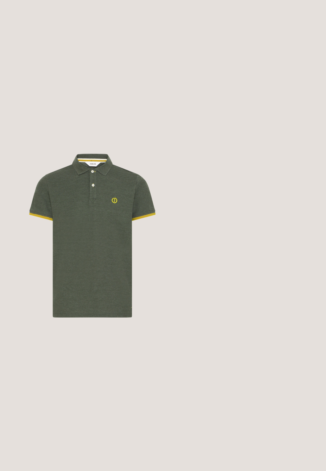 Dunkelgrünes Poloshirt mit gelben Akzenten am Kragen und an den Ärmeln. Verfügt über eine Drei-Knopf-Leiste und ein besticktes Logo auf der Brust.; Hellbraunes langärmeliges Hemd mit Kragen, vier Knöpfen an der Vorderseite und einer einzelnen Brusttasche auf der linken Seite.; Dunkelgrüne Leinen-Shorts mit einem Kordelzugbund. Verfügt über seitliche Taschen und einen geraden Schnitt. Glatte Textur mit subtiler sheen.; Camper ANFIBI - Schnürstiefelette - dunkelgrün; Sonnenbrille mit Schildpattmuster-Rahmen, dunkelgrünen Gläsern, Metallelementen und schlanken schwarzen Bügeln in quadratischer Form.; Dunkelgraue Leder-Crossbody-Tasche mit glatter Textur, Reißverschluss und verstellbarem Tragegurt, mit einer Fronttasche für einfachen Zugriff.
