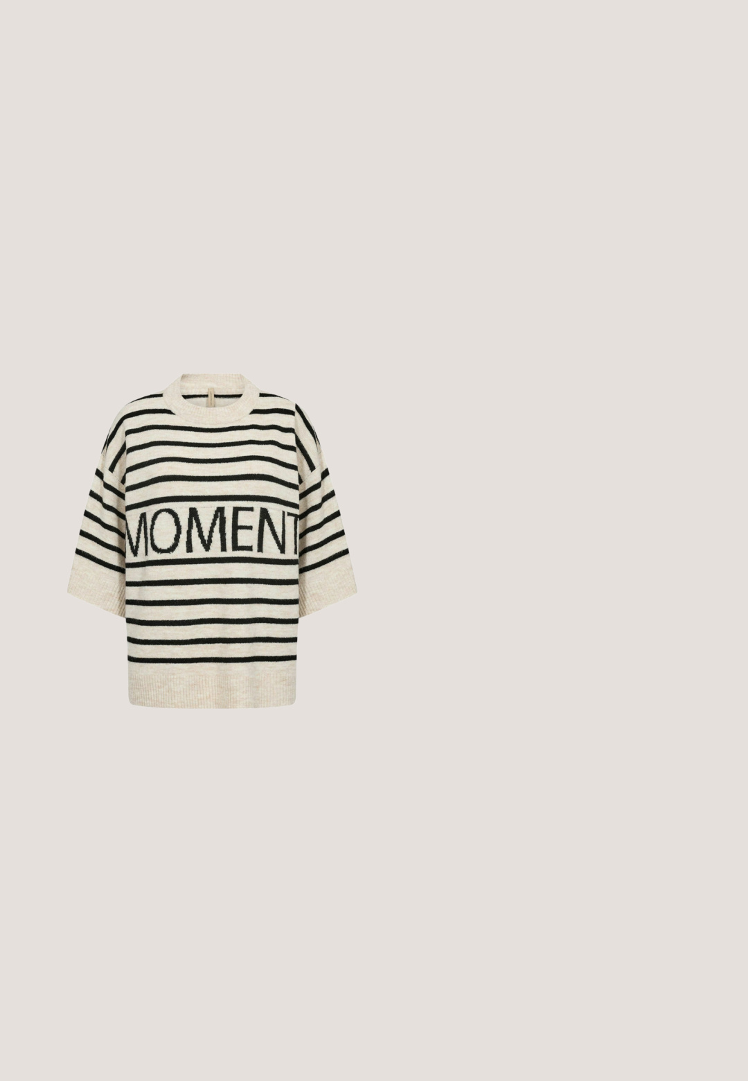 Beige strikket kortærmet sweater med sorte horisontale striber og ordet "MOMENT" i fede sorte bogstaver over brystet.; Sort perforeret faux læderjakke med høj krave, korte ærmer og lynlås lukning foran. Har en løs, oversized pasform.; Beige A-formet nederdel i knælængde med tilpasset linning, enkelt design og ingen synlige lukninger eller mønstre, vist på hvid baggrund.; adidas Originals GAZELLE LO PRO W - Sneakers - almost yellow/footwear white; Sort vævet læder skuldertaske med bredt håndtag og aftagelig justerbar rem, præsenteret på hvid baggrund.; Guldtonet metalhalskæde med et fleksibelt, glat design. Har en lås til lukning og en justerbar kæde til længdevariation.