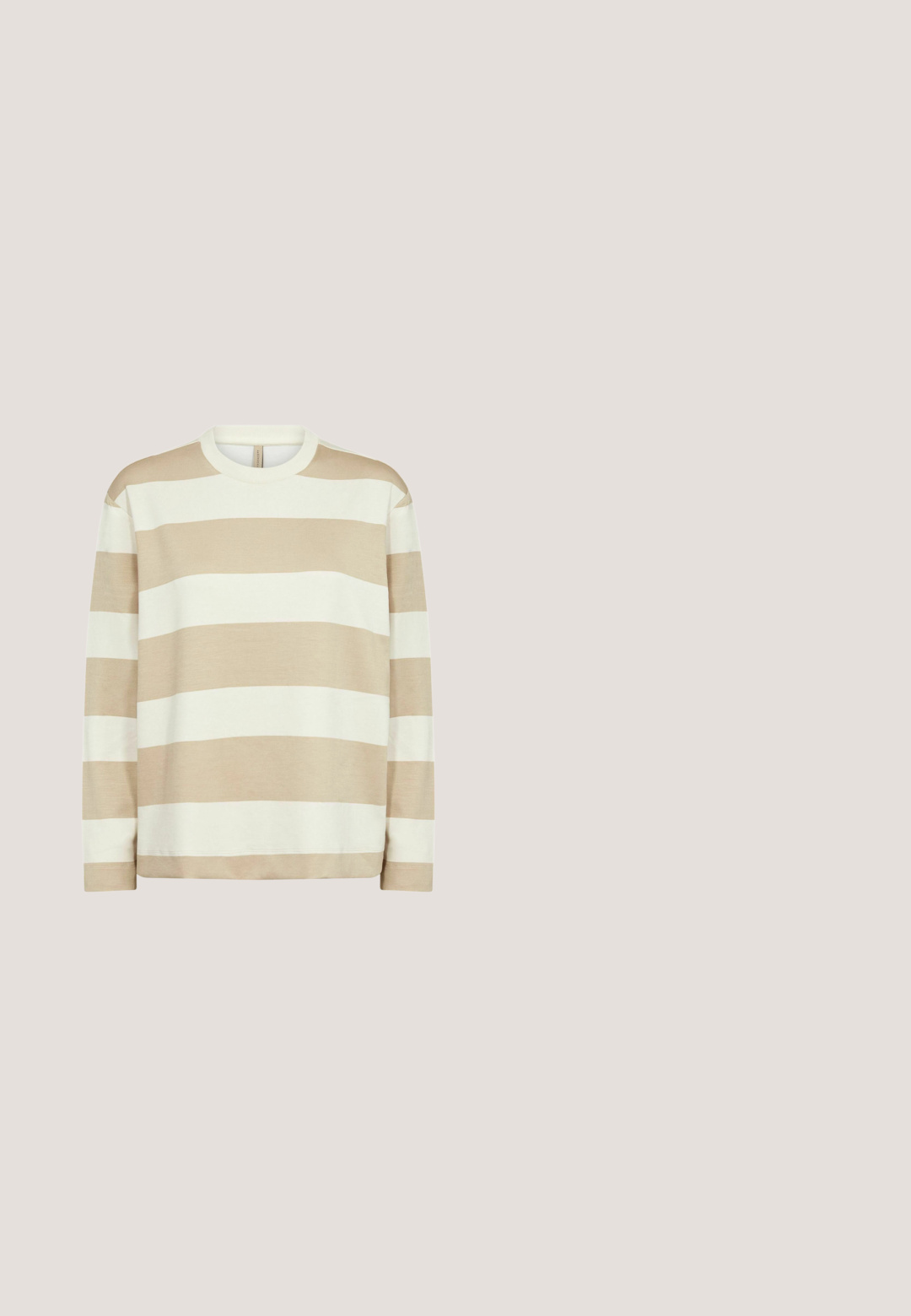 Beige og hvide stribede langærmede sweater med rund halsudskæring og afslappet pasform, lavet af blødt stof. Har vandrette striber.; Soaked in Luxury SLTop - Top - broken white; Beige vidde bukser med elastisk linning og snøre, med synlige lodrette sømdetaljer foran.; Brune ruskind slip-on sko med en tekstureret overdel, der har dekorativ beige syning langs kanten og en tykk gummisål.; Hvide rektangulære solbriller med mørke gradientglas, set forfra mod en hvid baggrund.; Beige læderhåndtaske med et enkelt håndtag, enkelt design og en lille metal knapdetalje foran i midten.