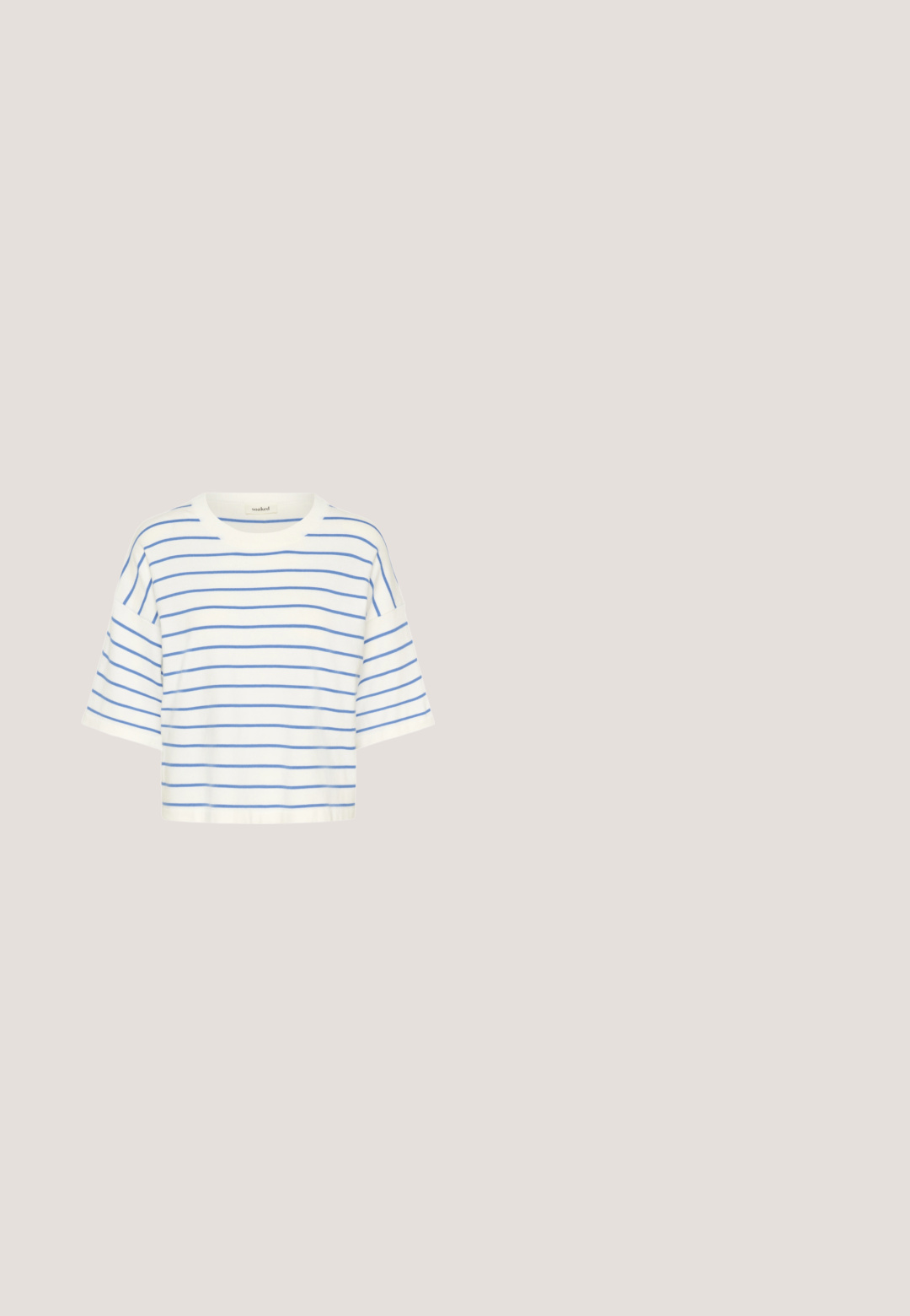 Beskyttet t-shirt i hvid bomuld med blå vandrette striber, der har korte ærmer og en rund halsudskæring. Enkel og afslappet design.; Lyseblå denimskjorte med korte ærmer, krave, frontlukning med knapper og to store brystlommer. Har shiny knapdetaljer.; Blå stribede shorts med elastisk talje og et flettet snor. Har vertikale hvide striber og et afslappet design.; Sneaker med en hvid syntetisk overdel, blå ruskindsdetaljer og en tekstureret gummisål. Inkluderer blå lynlåsdetalje og snørelukning.; Stribet tote taske med blå og hvide striber, lavet af vævet materiale. Har to blå læderhåndtag og et lille guldlogo på forsiden.; Justerbart armbånd med skiftevis små blå og gyldne perler på en lyseblå vævet snor, med en lille gylden fuglecharme.