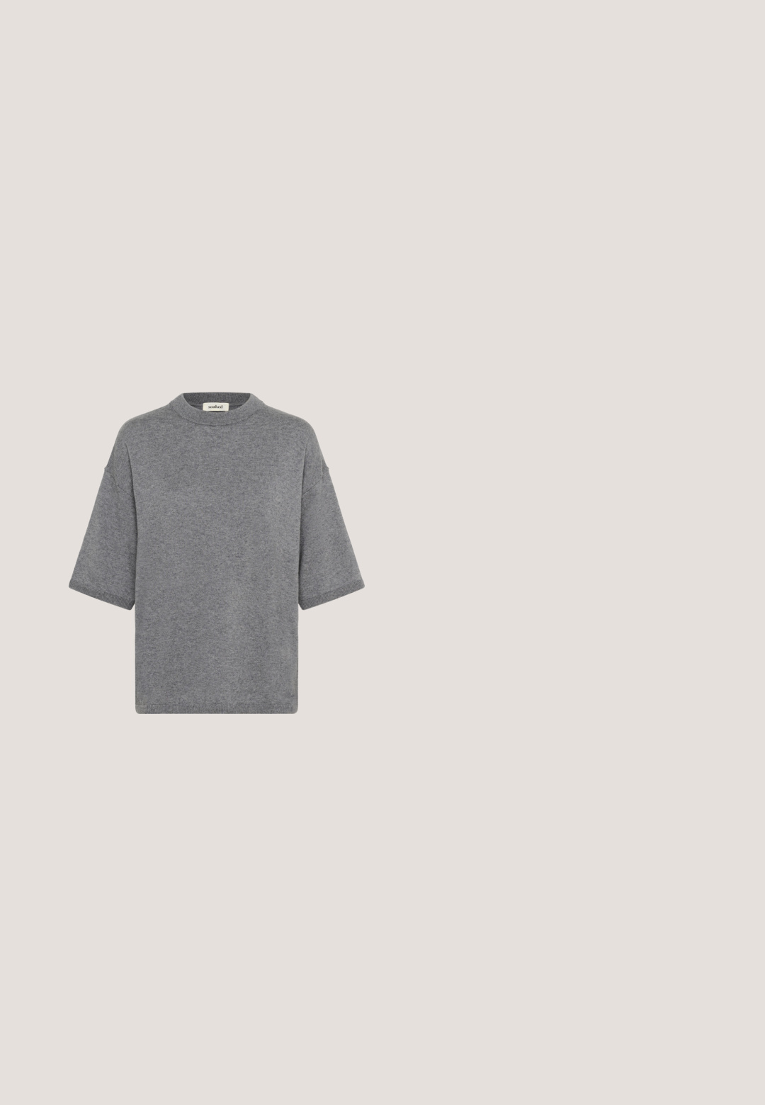 Soaked in Luxury SLSANJA PULLOVER - Striktrøje - grey melange; WE Fashion Skjortebluser - grey; WE Fashion Bukser - dark grey; Sorte læder loafers med rund tå, stikninger og en lav blokhæl for stabilitet. Glat tekstur med et minimalistisk design.; Sort lædertaske med en glat overflade, buet form, justerbar rem og et diskret prægede logo på fronten.; Sølvkæde med perler, der har runde og polerede perler med en glat tekstur, varierende i størrelse, forbundet med en simpel lås.