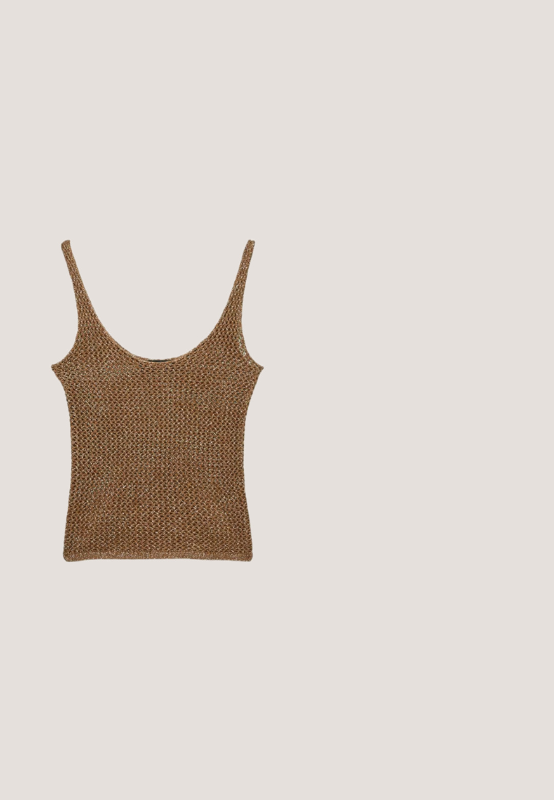 Top court marron en tricot sans manches avec fines bretelles et motif texturé, présenté à plat sur fond blanc.; Veste sans manches noire en maille avec col en V et fermetures à nouer à l'avant, avec une apparence texturée et artisanale.; Pantalon décontracté marron foncé avec taille et poignets élastiques, cordon à l'avant et poches latérales.; Sandale plate marron foncé avec trois larges brides en cuir croisées et une semelle fine.; Lunettes de soleil rectangulaires en écaille avec des verres teintés marron légèrement en forme d'œil de chat et une finition brillante.; Petit sac à main marron foncé couvert de rangées denses de perles avec une anse bouclée et un design frangé et texturé.