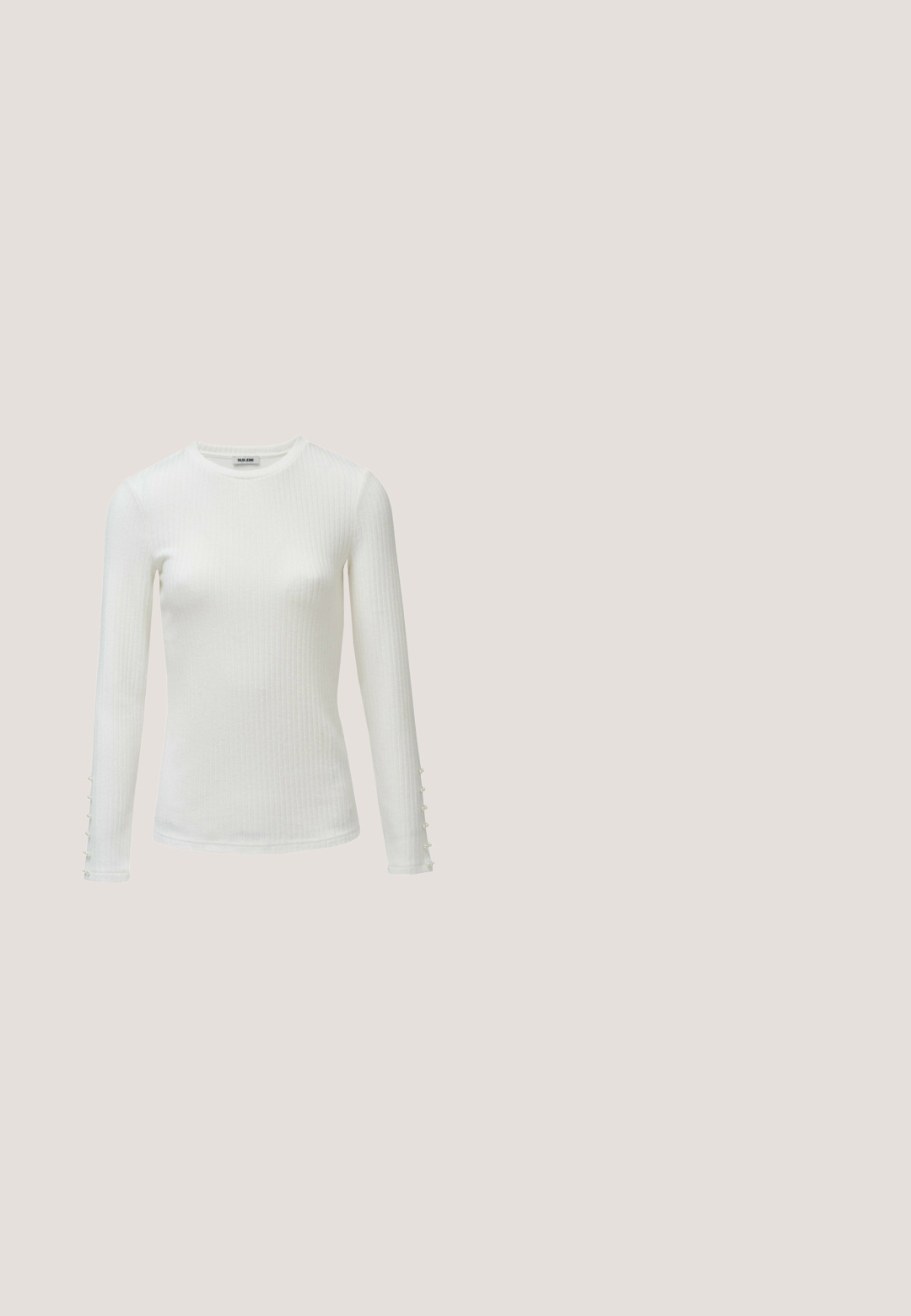 Weißes Langarmoberteil mit geripptem Muster, rundem Ausschnitt und Knopfdetails an den Ärmeln. Hergestellt aus einem weichen, dehnbaren Stoff.; WE Fashion Hemdbluse - grey; Beige weite Hosen aus weichem Stoff, mit einem Knopfverschluss und flachen Seitentaschen. Einfaches Design ohne sichtbare Muster.; Schwarzer Veloursleder-Schuh mit niedrigem Blockabsatz, abgerundeter quadratischer Zehenkappe und Schlupf-Design auf schlichtem hellem Hintergrund.; Schwarze Lederhandtasche mit strukturiertem Design, ausgestattet mit einem oberen Griff und einem verstellbaren Schultergurt. Goldene Beschläge und Logo-Detail auf der Vorderseite.; Armband mit zwei metallischen Oberflächen: ein polierter Silberband über einem matter Goldband, kreisförmig mit offenen Enden.