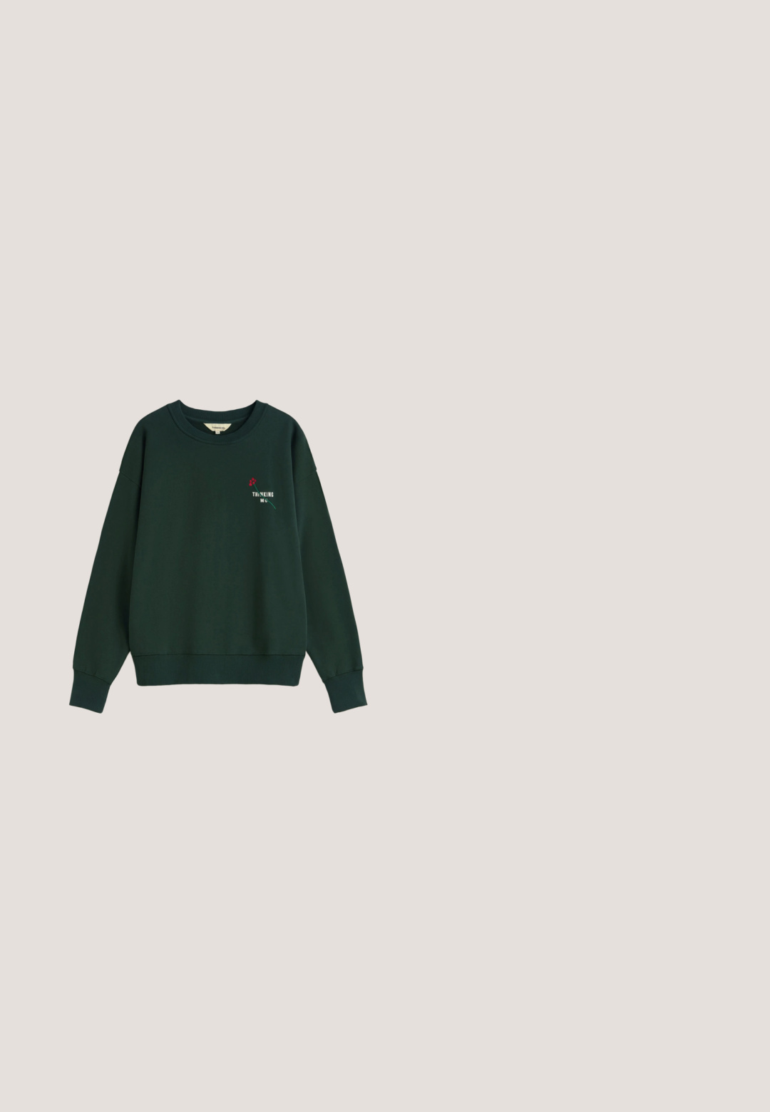 Dunkelgrüner Sweatshirt mit Rundhalsausschnitt, gerippten Bündchen und Saum. Bietet eine kleine rote Blumenstickerei mit dem Text "THINKING MU."; Olivgrünes Cordhemd mit langen Ärmeln, knöpfbarer Vorderseite, einer Brusttasche und klassischem Kragen. Strukturiert mit vertikalen Rippungen.; Dunkelgrüne Sportshorts mit einem elastischen Bund, ausgestattet mit gelben Seitenstreifen und einem gestickten gelben Logo am Unterschenkel.; Dunkelgrüner Samt-Schlupfschuh mit abgerundetem Zeh und gestickter Sohle, auf weißem Hintergrund ausgestellt, Seitenansicht.; Marineblaue Stoff-Shopper-Tasche mit glänzenden schwarzen Paillettenakzenten und zwei stabilen Griffen. Das Design ist geräumig und rechteckig.; Goldfarbene Creolen mit türkis gestreiftem Drehmuster, gesichert durch gewellte Schmetterlingsverschlüsse, vor einem schlichten hellen Hintergrund gezeigt.