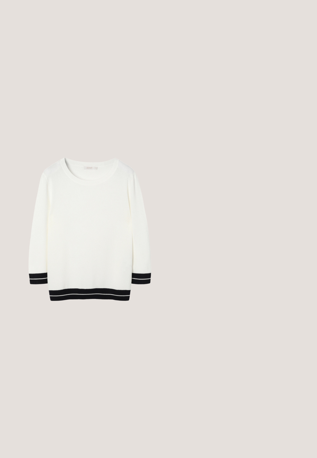Witte trui met lange mouwen en zwart-wit gestreepte manchetten en zoom, voorzien van een ronde hals en een klein maatlabel aan de binnenkant van de kraag.; Zwarte gestructureerde korset met een gladde textuur, voorzien van zeven knopen aan de voorkant, twee klepzakken en verstelbare bandjes.; Zwarte broek met wijde pijpen en elastische tailleband, zonder zichtbare patronen of versieringen, afgebeeld op een effen witte achtergrond.; Zwarte slingback schoen met puntige neus, blokhak en cirkelvormige decoratieve gesp bovenop.; Zwarte leren schoudertas met klep en hardware in goudkleur, voorzien van een verstelbare, afneembare riem.; Zilveren creolen met een gedraaid ontwerp, voorzien van een spiraalvormig hangertje aan elke oorbel. Gladde metalen textuur met een glanzende afwerking.