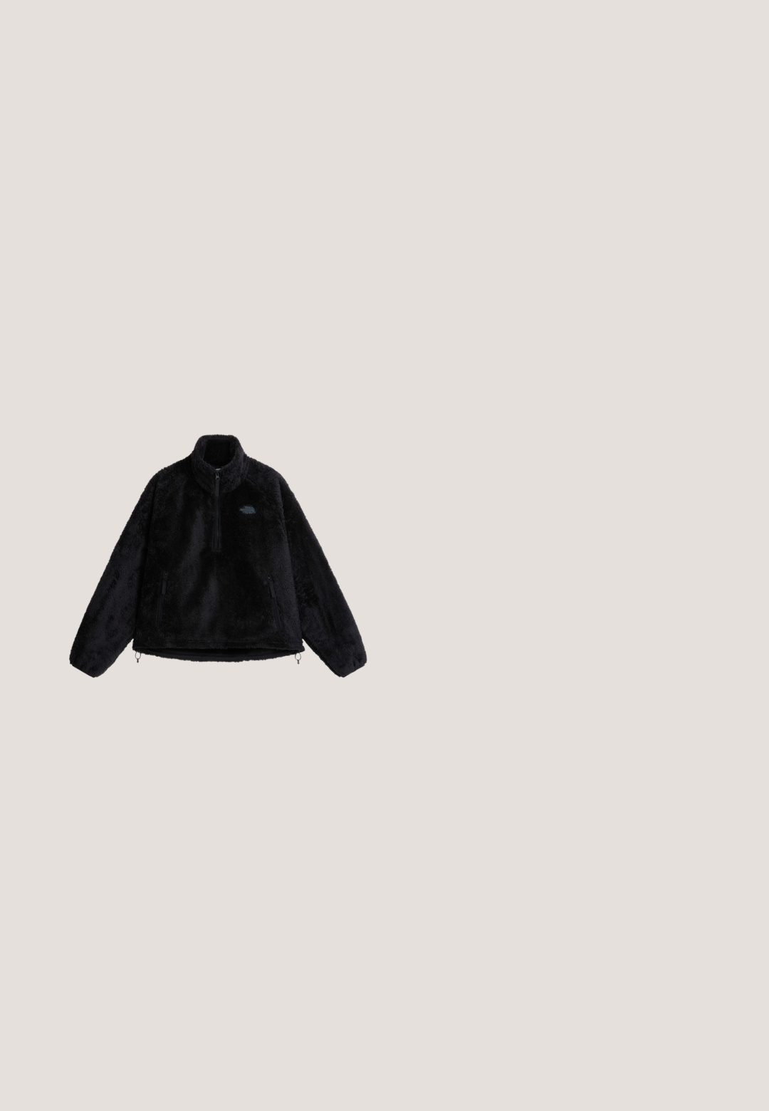 Zwarte pluizige fleece trui met halve rits aan de voorkant en ritszakken aan de zijkanten, voorzien van een hoge kraag en elastische boorden.; The North Face W EASY L/S CREW NECK - Longsleeve - tnf black; Zwarte waterdichte broek met een recht model, hoge tailleband met knoopsluiting en zijzakken voor functionaliteit.; Zwarte mid-top wandelschoenen met een gestructureerde afwerking, verstelbare veters en een witte rubberen zool. Heeft merkbranding aan de zijkant.; Grijs omrand zonnebril met gespiegeld roze glazen, met een slank, hoekig ontwerp en de merknaam "Roxy" aan de zijkant.; Zwarte gewatteerde totebag met dubbele stoffen handvatten, verstelbare schouderbanden en een rechthoekige vorm. Bevat een logo-patch aan de voorkant.