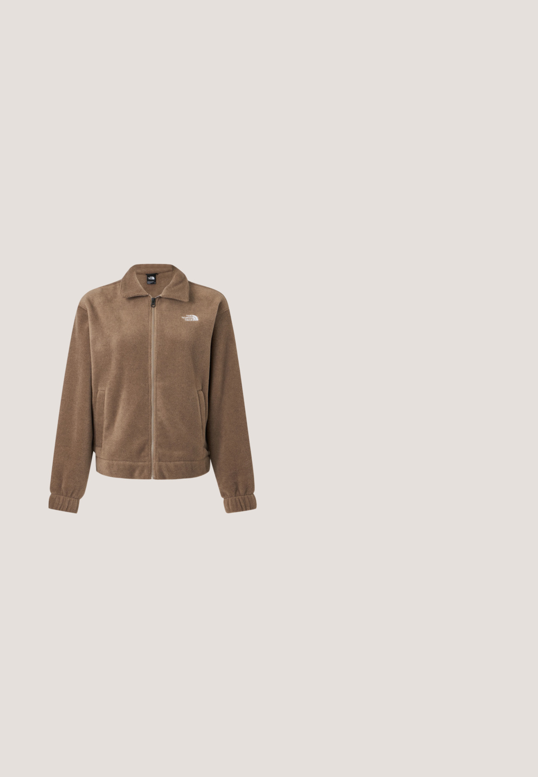 Brun fleecejakke med frontlynlås, elastiske manchetter, sidelommer og hvidt The North Face-logo på venstre bryst.; Kortærmet polo i olivengrøn og khaki med krave, knaplukning og logo på venstre bryst. Blødt stof.; The North Face W QUEST SOFTSHELL PANTS - Bukser - tnf black; Brun ruskind udendørs sko med blå snørebånd, sort gummisål og et strømlinet design. Har en bageste pull-tab for nem påtagning.; Crossbody-taske fra Vans med camouflage-mønster, lynlåslomme foran, sort justerbar skulderrem og lille topgreb.; Sølvperlekæde med ovale led og karabinlås på en hvid baggrund.