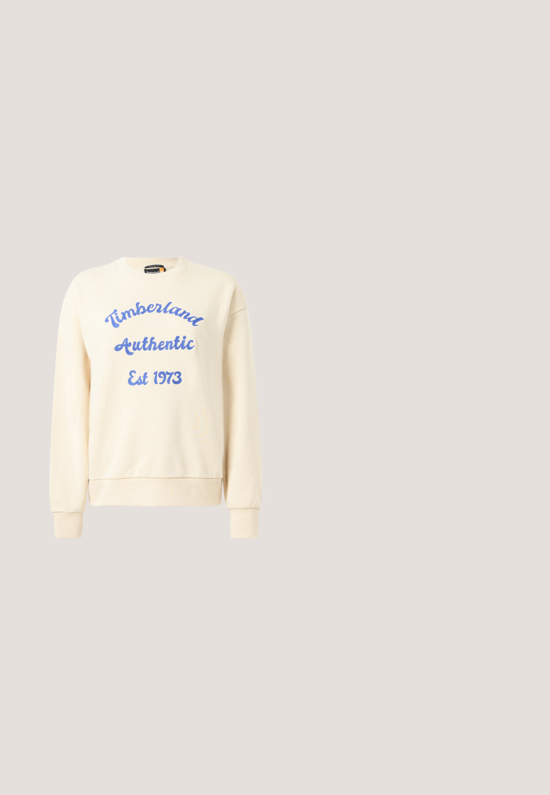 Krémový sveter s modrým textom "Timberland Authentic Est 1973". Má okrúhly výstrih a rebrované manžety. Mäkká textúra látky, ležérny dizajn.; Biely bavlnený tričko s námorníckymi modrými rukávmi raglanového strihu, s tromi bielymi pruhmi a malým čiernym logom Adidas na hrudníku. Červené akcenty.; Džínsy s širokými nohavicami v tmavo modrej farbe, s vysokým pásom, prednými vreckami, viditeľným šitím a čistým zakončením na lemoch.; Biely teniska s kovovými striebornými šupinami, vybavená tromi bielymi pruhmi a textúrovanými detailmi. Gumená podrážka, nízky profilový dizajn.; Béžová kožená kabelka v tvare polmesiaca s jedným ramenným popruhom a minimálnym prešitím, na jednoduchom bielom pozadí.; Strieborné kruhové náušnice posiate priehľadnými brúsenými kryštálmi, s poistkami na zapínanie a priehľadnými zarážkami na ušiach na bielom pozadí.