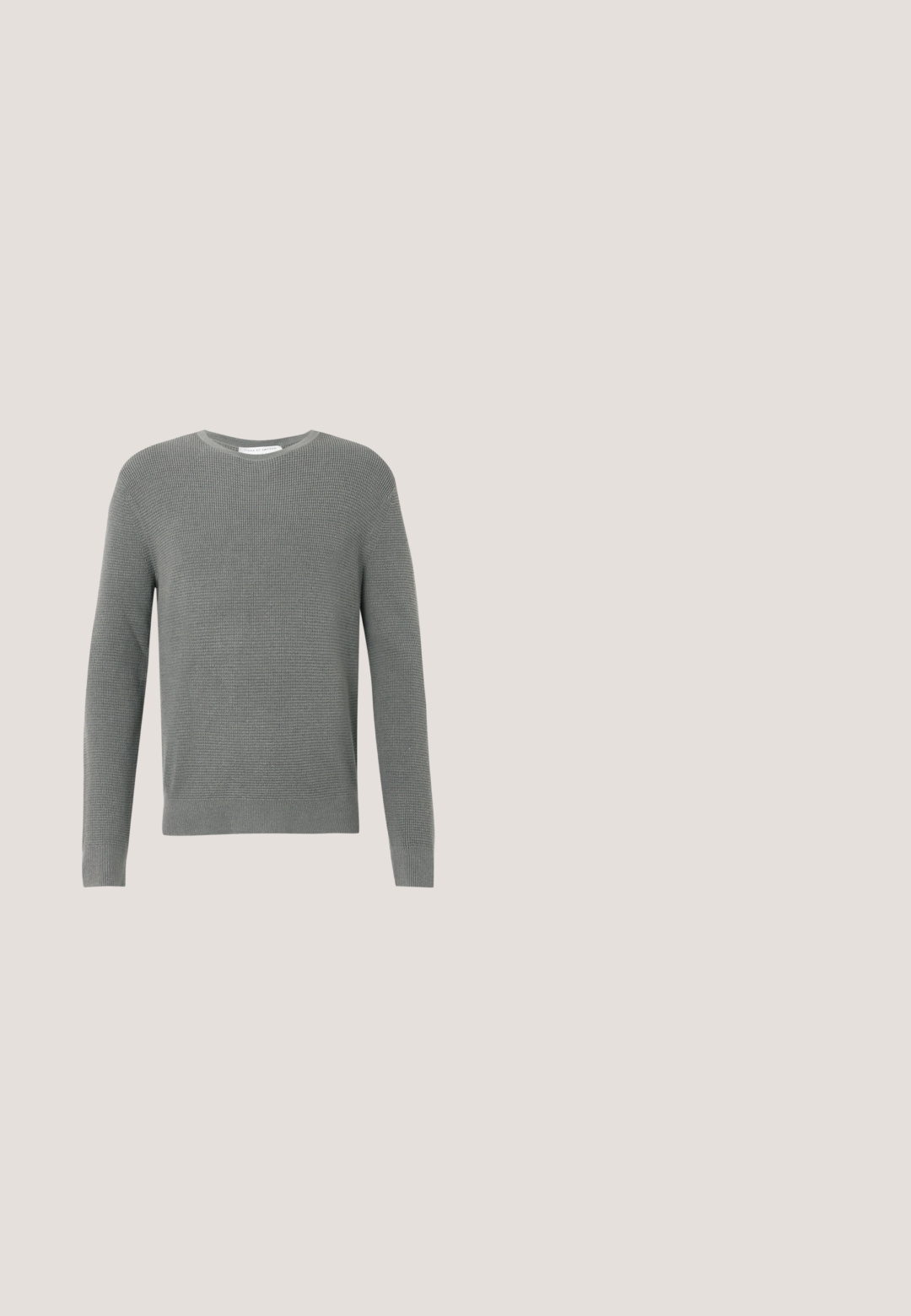 Grå strikket trøje med rund hals, lange ærmer og tekstureret mønster; har en ribkant i bunden og ved ærmerne, lavet af blød stof.; Langærmet hvid T-shirt lavet af blød bomuld, med rund halsudskæring og en glat tekstur uden synlige mønstre eller accenter.; Mørkeblå vidde jeans lavet af denim, med et klassisk design med fem lommer, kontrastsyning og en knapgylp.; Sorte læder loafers med en rund tå, prydet med en dekorativ rem og en kraftig gummisål med dybe riller for grip.; Sort messenger taske lavet af struktureret syntetisk materiale, med sølvhardware, justerbar rem og med et frontlogo-plakette samt lynlås lukning.; Sort tekstureret læderbælte snoet sammen med mat sort rektangulært metalspænde på en ensfarvet hvid baggrund.