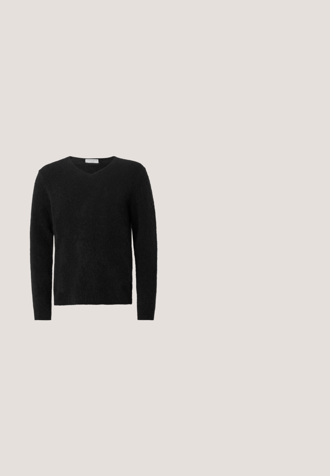 Sort, fluffy V-hals sweater med lange ærmer og en afslappet pasform. Fremstillet af blødt materiale med en glat, tekstureret overflade.; Blå og hvid stribet skjorte, med krave, lange ærmer, knaplukning foran, blødt stof, har knapmanchetter og jævnt placerede lodrette striber.; Flarvede mørkeblå jeans lavet af denim. Har fem lommer, en front lynlås og en metalknaplukning. Klassiske syninger som detaljer.; Lavprofil mørkebrune lædersneaker med sort gummisål, snørelukning foran og glat minimalistisk design på lys baggrund.; Beige fløjlsbukse-weekendtaske med dobbelte håndtag, klaplås, frontlomme med lynlås og lille klaplomme på hvid baggrund.; Sort læderbælte med sølv rektangulært spænde, rullet sammen med synlige syninger langs kanterne på en ensfarvet hvid baggrund.