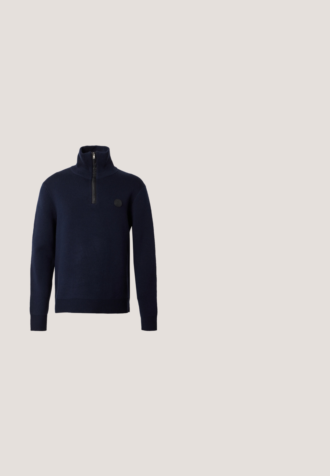 Pull en maille bleu marine foncé avec un col montant et une courte fermeture éclair sur le devant, avec un petit logo circulaire sur la poitrine gauche.; Chemise à manches longues bleu marine en lin. Présente un col classique, une patte de boutonnage sur le devant et un tissu texturé avec une coupe décontractée.; Pantalons rayés navy en tissu léger, avec une taille élastique et un cordon de serrage. Design à jambe droite avec une texture subtile.; Chaussure habillée en cuir marron foncé avec bout rapporté, laçage fermé et talon bas noir, vue de profil sur un fond uni.; Sac bandoulière en cuir marron foncé avec fermeture à rabat et sangle en tissu réglable sur fond blanc.; Ceinture en cuir texturé brun foncé roulée avec boucle rectangulaire en argent gravée de "Tiger of Sweden" sur un fond clair.