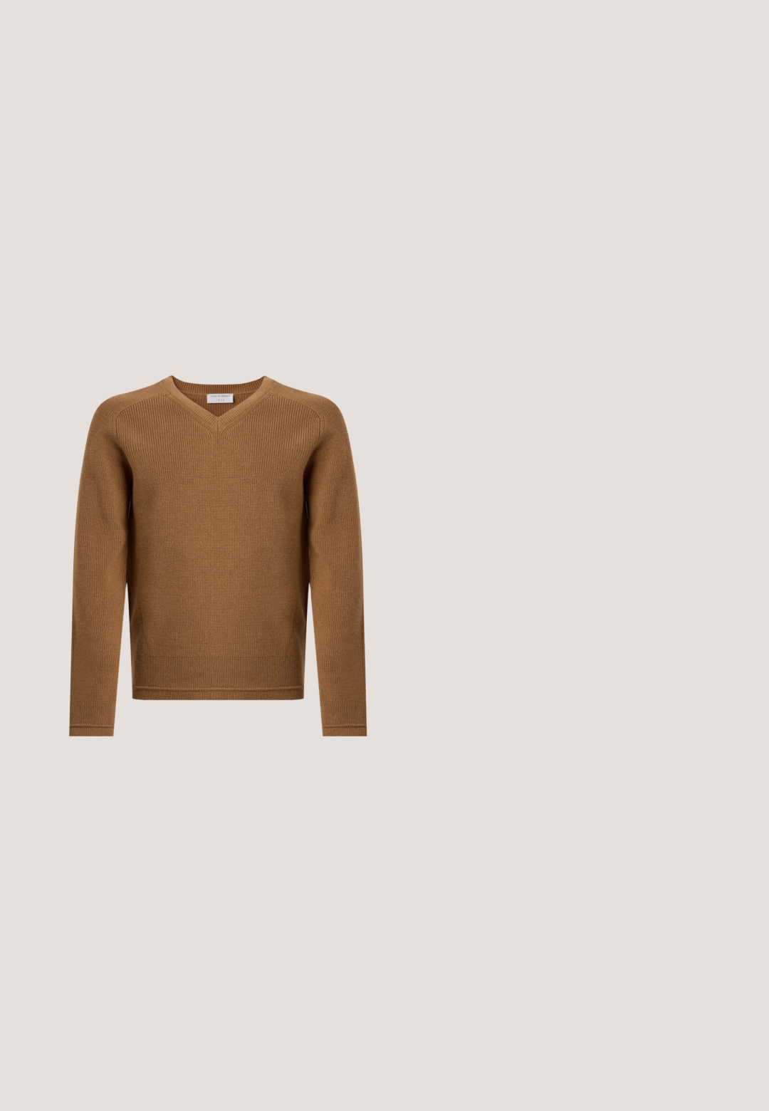 Jersey marrón de punto con cuello en V y mangas largas, con cuello, hombros, puños y bajo acanalados, mostrado sobre un fondo liso y claro.; Camisa de botones a rayas hecha de tela ligera, con un bolsillo en el pecho, mangas largas y cuello en tonos azul claro y blanco.; Vaqueros marrones de corte recto hechos de denim con bolsillos delanteros y cierre con botón metálico sobre un fondo liso y claro.; Zapato tipo mocasín penny de cuero marrón oscuro con tacón bajo negro y textura visible, mostrado de perfil sobre un fondo neutro.; Bolso bandolera de cuero marrón oscuro con textura, correa ajustable y pequeño adorno decorativo azul en el lateral.; Cinturón de cuero marrón oscuro enrollado con hebilla rectangular plateada sobre fondo blanco.