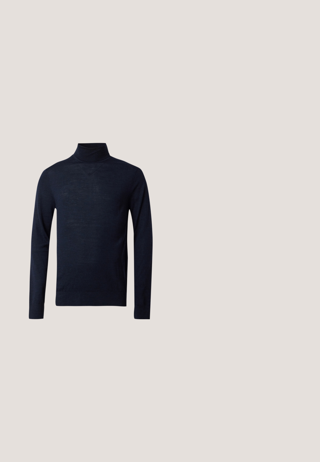Pull col roulé bleu marine à manches longues, coupe ajustée, col, poignets et ourlet côtelés, présenté sur un fond uni.; Chemise en velours côtelé bleu marine foncé avec un devant à boutons, un col pointu, deux poches poitrine et des manches longues avec des poignets à boutons.; Pantalons en velours côtelé noirs à coupe slim, avec fermeture à bouton, deux poches avant et texture côtelée verticale sur l'ensemble.; The Antipode COLLEGE - Mocassins - black; Serviette en cuir noir avec surface texturée, doubles poignées supérieures, bandoulière amovible et logo discret. Design rectangulaire élégant.; Ceinture en cuir noir avec une boucle carrée en argent, présentant une texture lisse et un design classique, enroulée soigneusement.