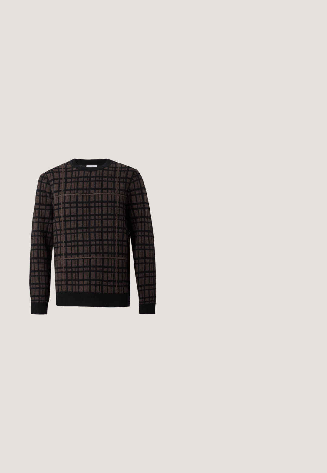 Brun og sort ternet sweater med lange ærmer, rund halsudskæring og ribbet kant og manchetter.; Brun knap-op skjorte med krave, lange ærmer, en enkelt brystlomme og grå knapper, lavet af et struktureret stof.; Sorte bukser med vidde i benene, elastisk talje og lige folder foran, vist på en enkel lys baggrund.; Sorte læder loafers med en rund tå, der har guld hardware accent og syningsdetaljer, placeret på en lav, tekstureret gummisål.; Mørkebrun textured læder crossbody taske med justerbar rem og lille dekorativ blå accent på siden.; Brunt læderbælte med sølvfarvet rektangulært spænde, snoet på en lysegrå baggrund, der viser detaljeret syning langs kanterne.