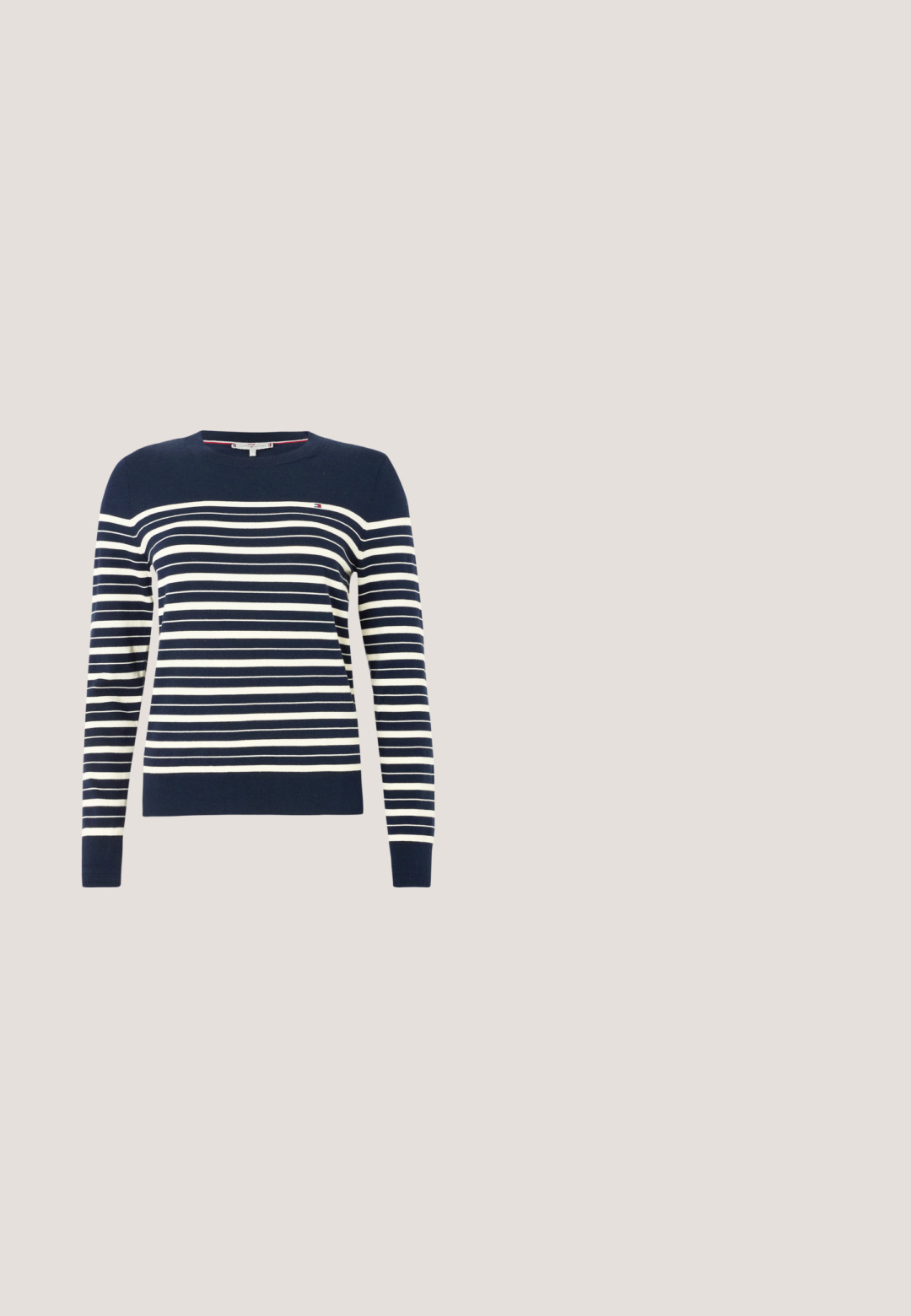 Marineblå sweater med hvide vandrette striber, rund hals og lange ærmer. Fremstillet af blødt, strikket stof med et lille logo på brystet.; Lyseblå skjorte med knapper lavet af bomuld. Har en spids krave, lange ærmer og en enkelt brystlomme. Glat tekstur.; Plisseret midiskørt i lys cremet stof med en glat talje og ensartede lodrette folder. Har et lille mærke nær kanten.; Sort læderloafer med dekorativt guldhardware, syningsdetaljer, en let spids tå og en flad, minimalistisk sål.; Marineblå håndtaske med brune læderhåndtag, guldfarvede beslag, en aftagelig skulderrem og et lille guldlogo i midten.; Brun læderbælte med en glat overflade, guldtonet spænde og præget logo. Har et klassisk design og en enkelt løkke til justering.