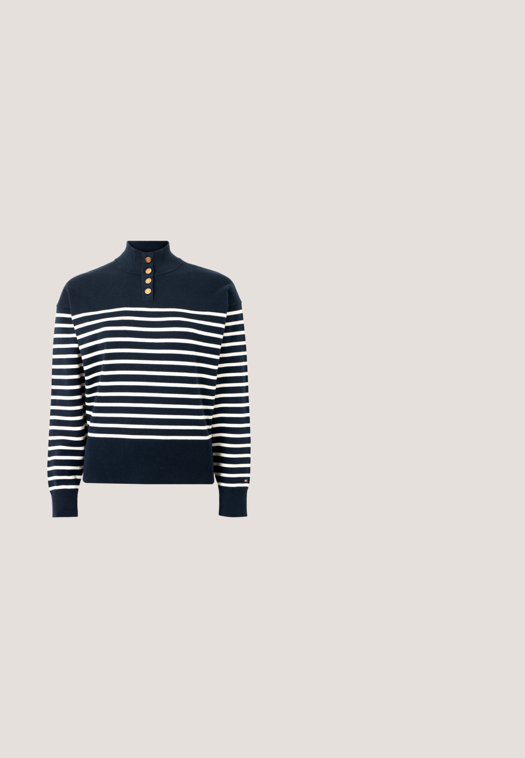 Suéter a rayas navy y blanco con cuello alto, cuatro botones dorados en el cuello, y puños y dobladillo acanalados. Textura de tejido suave.; Camisa blanca de manga larga con cuello tipo polo y cremallera frontal. Confeccionada en un tejido suave con forma ajustada y detalles de puños abotonados.; Pantalones cortos azul marino de cintura alta con pliegues frontales y un cinturón delgado a juego con una pequeña hebilla redonda dorada.; Mocasines de ante azul marino con detalle de lazo con borlas, suela de goma blanca y sutil marca lateral. Diseño clásico y plano.; Bolsa de tela azul marino con un logo dorado, que presenta dos franjas rojas y blancas que corren verticalmente a lo largo del centro, y un cierre de cremallera.; Par de pequeños pendientes de botón en forma de corazón con tono dorado, detalle de línea vertical y texto grabado en cada lado.