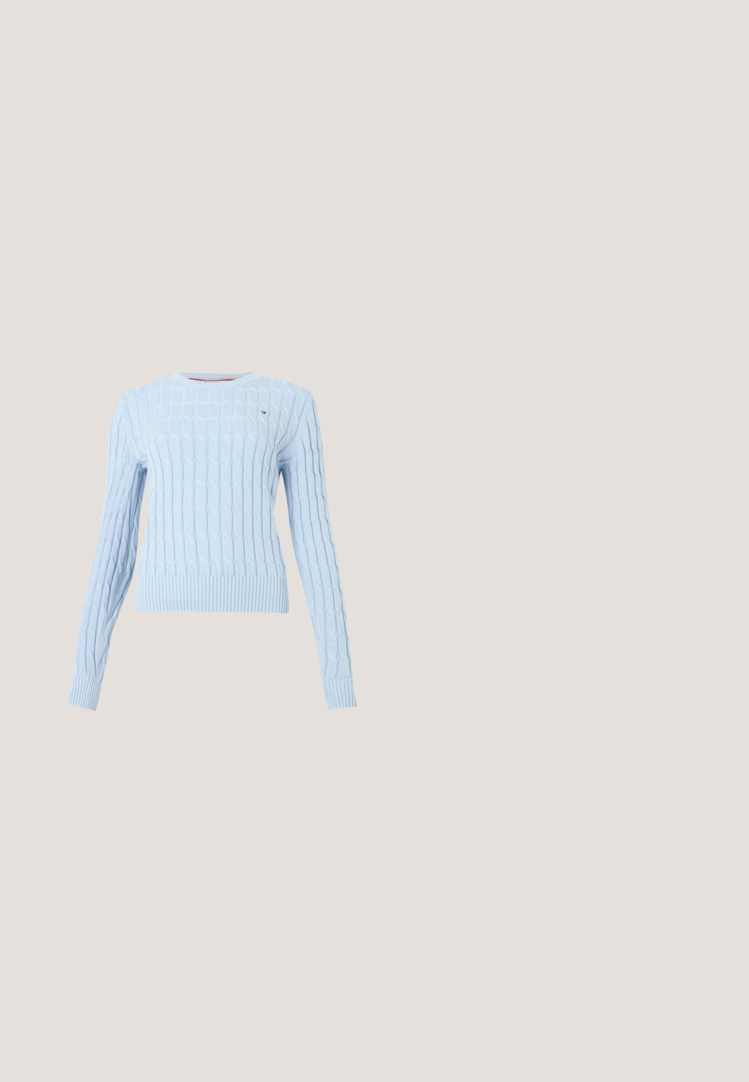 Hellblauer Strickpullover mit einem strukturierten Muster, rundem Ausschnitt und gerippten Bündchen und Saum. Mit kleinem Logo auf der Brust.; Weißes Poloshirt mit kurzen Ärmeln, Knopfleiste und einem kleinen gestickten Emblem in Rot, Weiß und Blau auf der linken Brust.; Weite blaue Jeans mit hoher Taille, ausgestattet mit frontalen Taschen und einem verwaschenen Look, aus Baumwolle mit glatter Textur.; Weißer und marineblauer Sneaker mit dicker Sohle, marineblauen Schnürsenkeln und goldenem Logo, der über einem Boden mit Holz- und Steinmuster schwebt.; Marineblaue, wattierte Schultertasche mit gebogenem Griff und einer vorderen Reißverschlusstasche, mit weißem "tommy jeans"-Logo in der vorderen Mitte.; Ohrstecker in Silberoptik, halbkreisförmig mit geriffelter Textur und Steckverschlüssen, auf weißem Hintergrund.