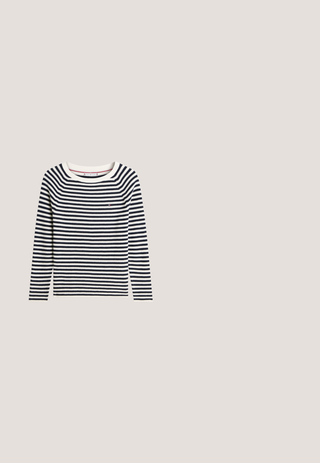 Marineblå og hvid stribet langærmet sweater med rund halsudskæring og en lille logodetalje på brystet. Strikket stoftekstur.; Mørkegrå linned skjorte med knapper, krave, lange ærmer og brune knapper foran. Skjorten har en afslappet pasform og en glat tekstur.; Hvide bukser med brede ben, elastisk talje og bundet snøre, lavet af letvægtsstof.; Hvid blonder espadrille kilehæl sandal med ankelrem og flettet jutehæl, vist i sideprofil mod en lys baggrund.; Marineblåt silkeskærf med hvide prikker jævnt fordelt og "Lauren Ralph Lauren" signaturen i hvid nederst til højre.; Stor vævet stråtaske med lysebrune læderhåndtag, frynset topkant og rund MK-logo-charme, der hænger foran.