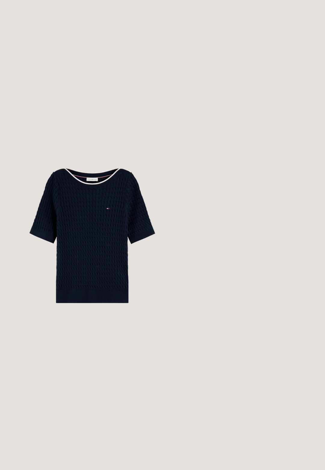 Mørkeblå tekstureret strikket kortærmet sweater med rund halsudskæring og lille Tommy Hilfiger-logo på brystet.; Ærmeløs navy omslagstop med V-hals, løs pasform og selvbindende bælte i taljen, lagt fladt på hvid baggrund.; Marineblå og hvide vandrette stripede shorts med elastisk taljebånd, afslappet pasform med lige kant.; Balletflade i en beige tekstil med sort kant. Har en rund tå og en lille sløjfeaccent foran. Lav profil sål.; Marineblå stofpose med en guldlignende logo, der har to røde og hvide striber, der løber lodret midt på, og lynlås lukning.; Sølvfarvet ribbet metalarmbånd med to små krystaller og Tommy Hilfiger-logo indgraveret indvendigt.