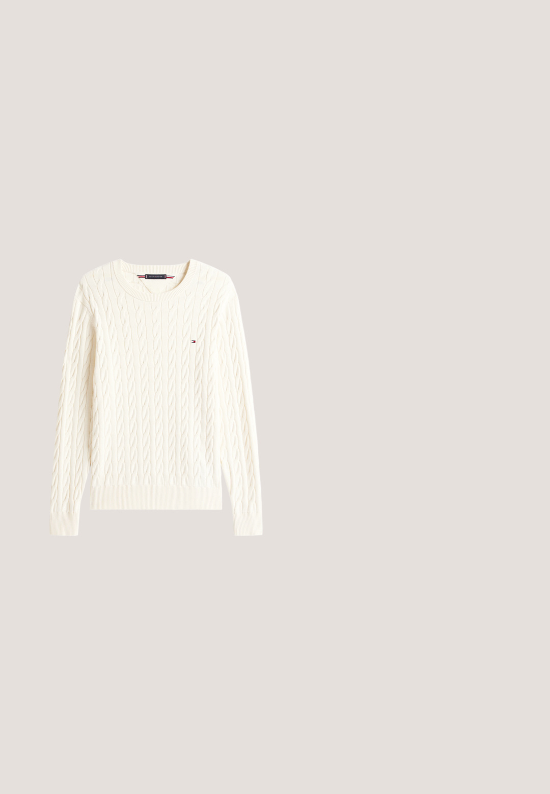Biely dlhý pletený sveter s vrkočovým vzorom, okrúhlym výstrihom a malým logom vlajočky Tommy Hilfiger na prsiach.; Svetlomodrá košeľa s dlhým rukávom na gombíky, s bielymi vertikálnymi pásmi a golierom na gombíky na bielom pozadí.; Svetlo modré denimové džínsy so strihom rovného nohu, päť vreciek, zapínanie na gombík, minimálne vyblednutie a kontrastné švy.; Hnedé semišové topánky na zips s okrúhlou špičkou, čiernou gumovou podrážkou a malým opätkom. Majú dekoratívne prešívanie na vrchu.; Tommy Hilfiger Slnečné okuliare - matte blue; Taška na rameno vyrobená z bielej plátna s námornícko modrými akcentmi. Obsahuje dva pevné popruhy a nášivku s logom na prednej strane. Obdĺžnikový tvar.