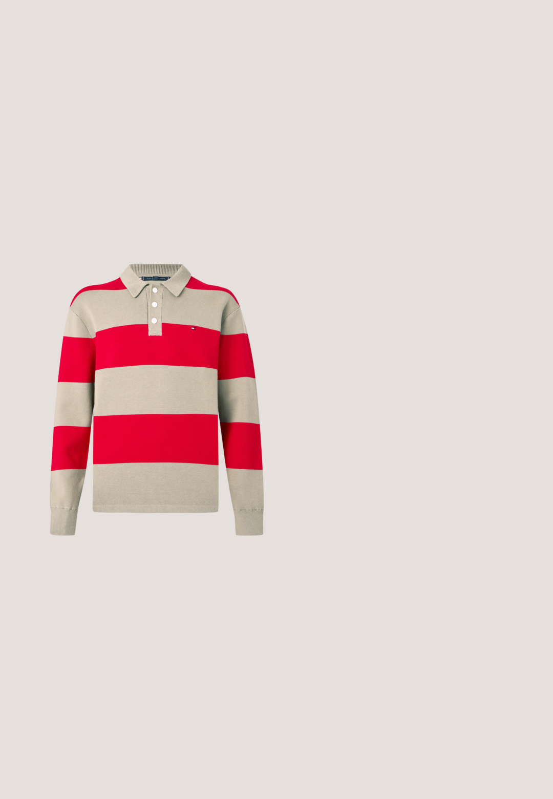 Langærmet polo med vandrette røde og beige striber, krave med tre knapper og et lille logo på brystet.; Mørkeblå jakke med knapper foran, tre forlommer, krave og et lille Tommy Jeans-logo på den øverste venstre lomme.; Marineblå shorts lavet af bomuld, med knaplukning, sidelommer og lige ben. Stoffet har en blød tekstur.; Sorte læder ankelstøvler med rund tå, kontraststing, snørebånd fortil og en cremefarvet gummi sål. Har en pull-tab ved hælen.; Navyblå rektangulære solbriller med mørke linser og røde accenter på stængerne, placeret på en hvid overflade.; Sort crossbody-taske lavet af tekstureret materiale med en lynlåslomme, justerbar rem og et logo med tricolor detaljer.