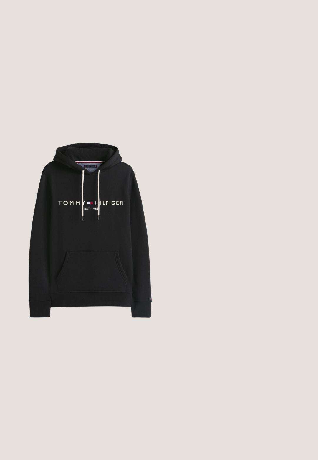Zwarte hoodie met witte trekkoorden, voorzak in kangoeroestijl en het logo "Tommy Hilfiger EST. 1985" met een kleine rood-wit-blauwe vlag op de borst.; Zwarte blouse met lange mouwen, knoopsluiting aan de voorkant, twee borstzakken en een gestructureerde kraag. Gemaakt van een stevige stof met een soepele textuur.; Lichtblauwe denim overal met verstelbare bandjes, een borstzak aan de voorkant met logo patch, zijknopen en twee schuin geplaatste voorzakken.; Zwarte sneakers met een mix van glad leer en suède, een gestructureerde zwarte rubberen zool en subtiele streepdetails.; Zonnebril met octagonale donkere lenzen, gouden metalen montuur en armen, met subtiele details op het montuur en verstelbare neuspads.; Beige katoenen tote bag met twee stevige handvatten. Beschikt over zwarte bedrukte tekst: "Les Deux International Community & Sporting Goods."