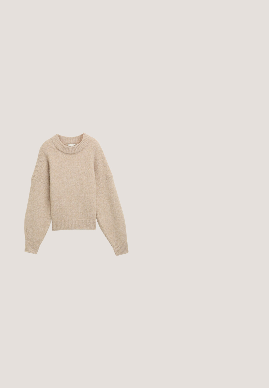 Suéter corto beige de suave tejido de punto. Presenta un cuello redondo acanalado y mangas amplias de estilo globo con puños acanalados.; Camisa chaqueta de pana beige con cuello, cierre de cinco botones y un bolsillo en el pecho. Textura suave con acanalado vertical.; Pantalones beige de pernera recta con cintura trasera elástica, cierre delantero con botón y cremallera, y bolsillos laterales.; Zapatilla de deporte blanca de cuero con un acabado suave, acentos de gamuza beige, punta redonda, diseño plano con cordones y suela de goma texturizada.; Bolso bandolera de cuero en amarillo mostaza con superficie texturizada, diseño minimalista y una correa desmontable. Cuenta con un pequeño logo grabado en relieve.; Cinturón de cuero negro con superficie texturizada y hebilla rectangular de tono dorado, enrollado sobre un fondo blanco.